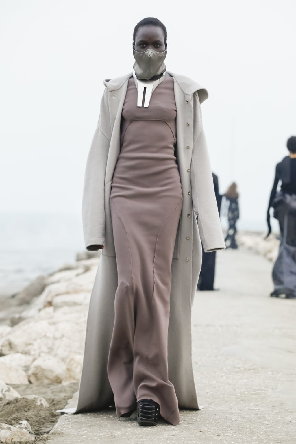 Fashion Week Paris Fall/Winter 2021 look 6 de la collection Rick Owens womenswear