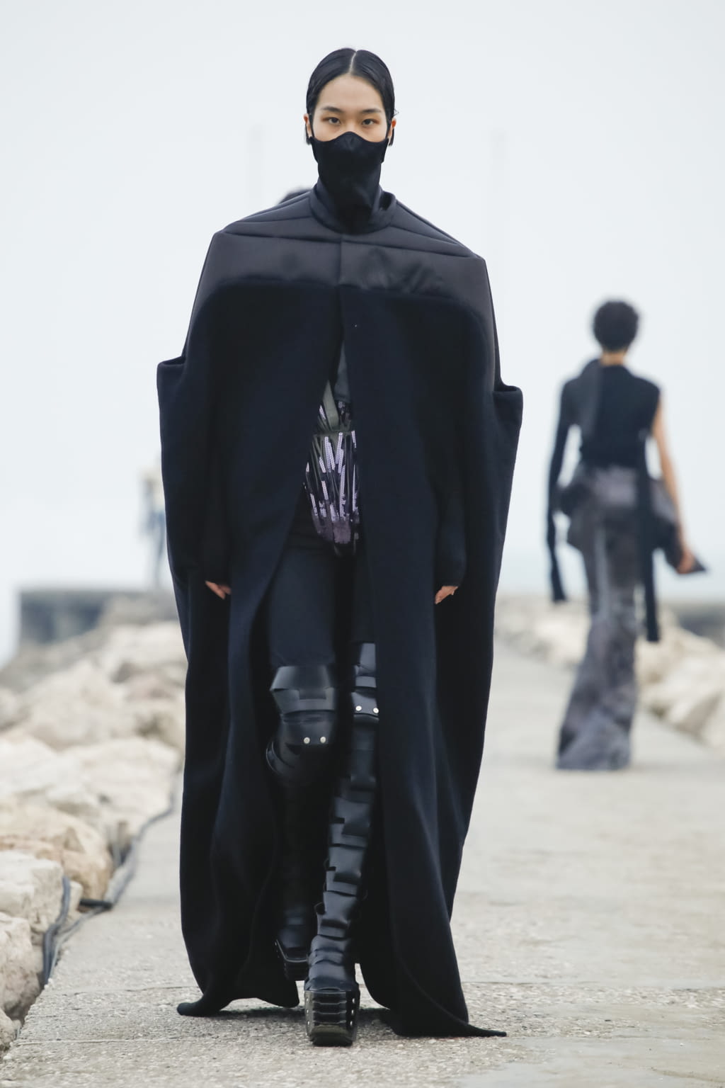 Fashion Week Paris Fall/Winter 2021 look 7 from the Rick Owens collection 女装