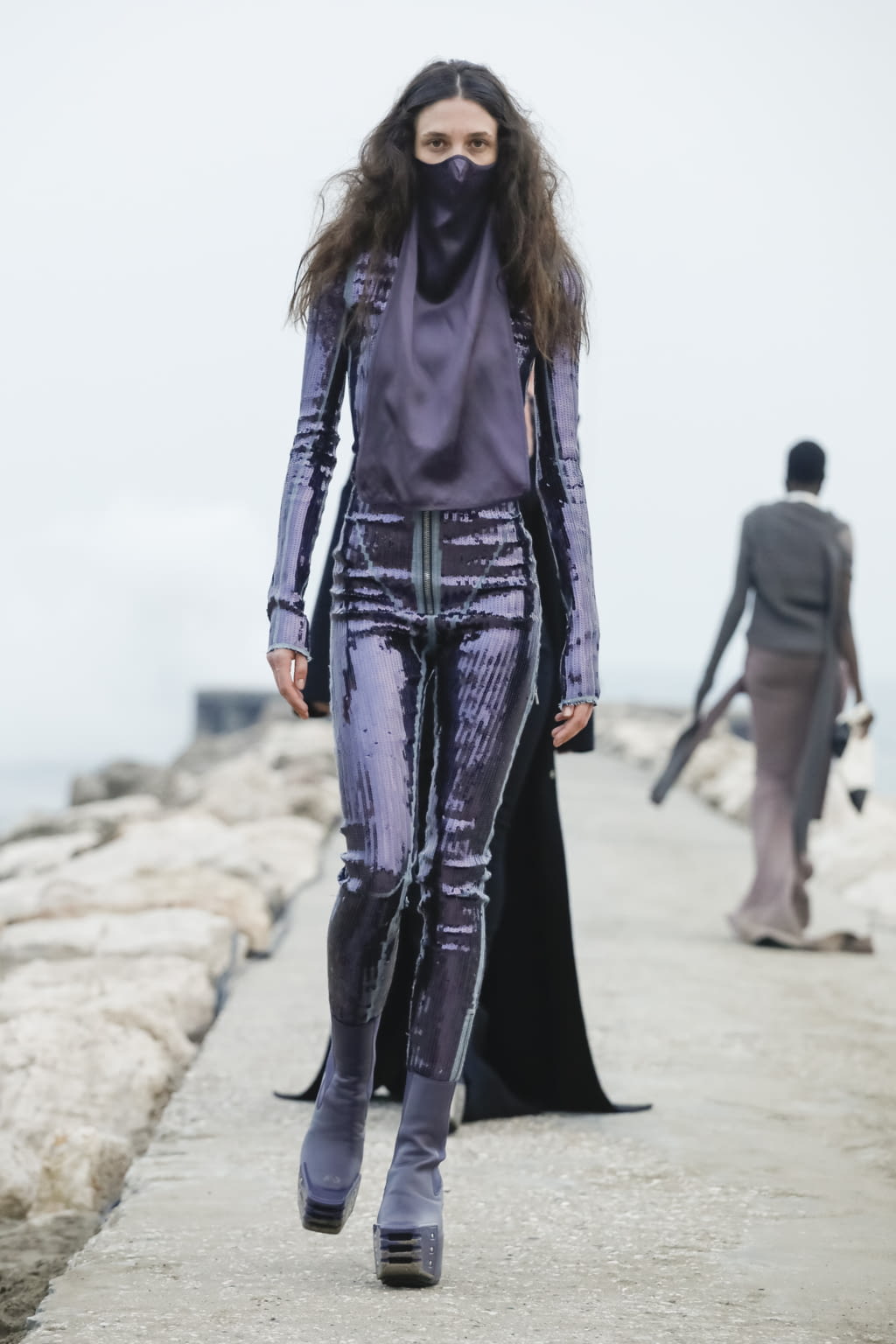 Fashion Week Paris Fall/Winter 2021 look 15 from the Rick Owens collection 女装
