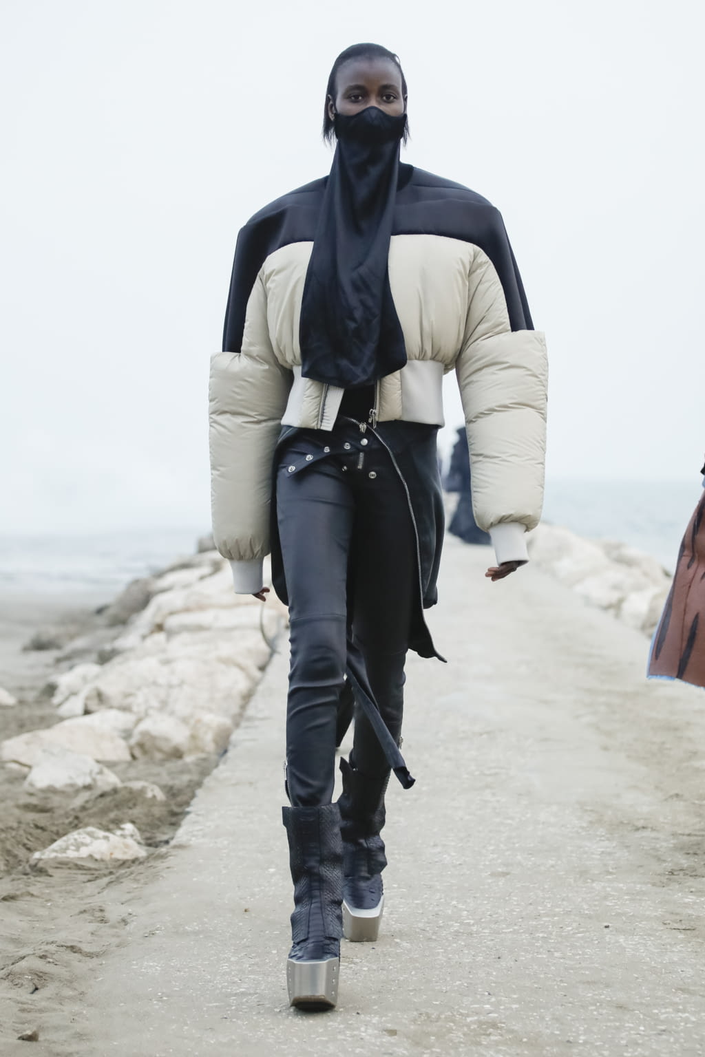 Fashion Week Paris Fall/Winter 2021 look 20 from the Rick Owens collection womenswear