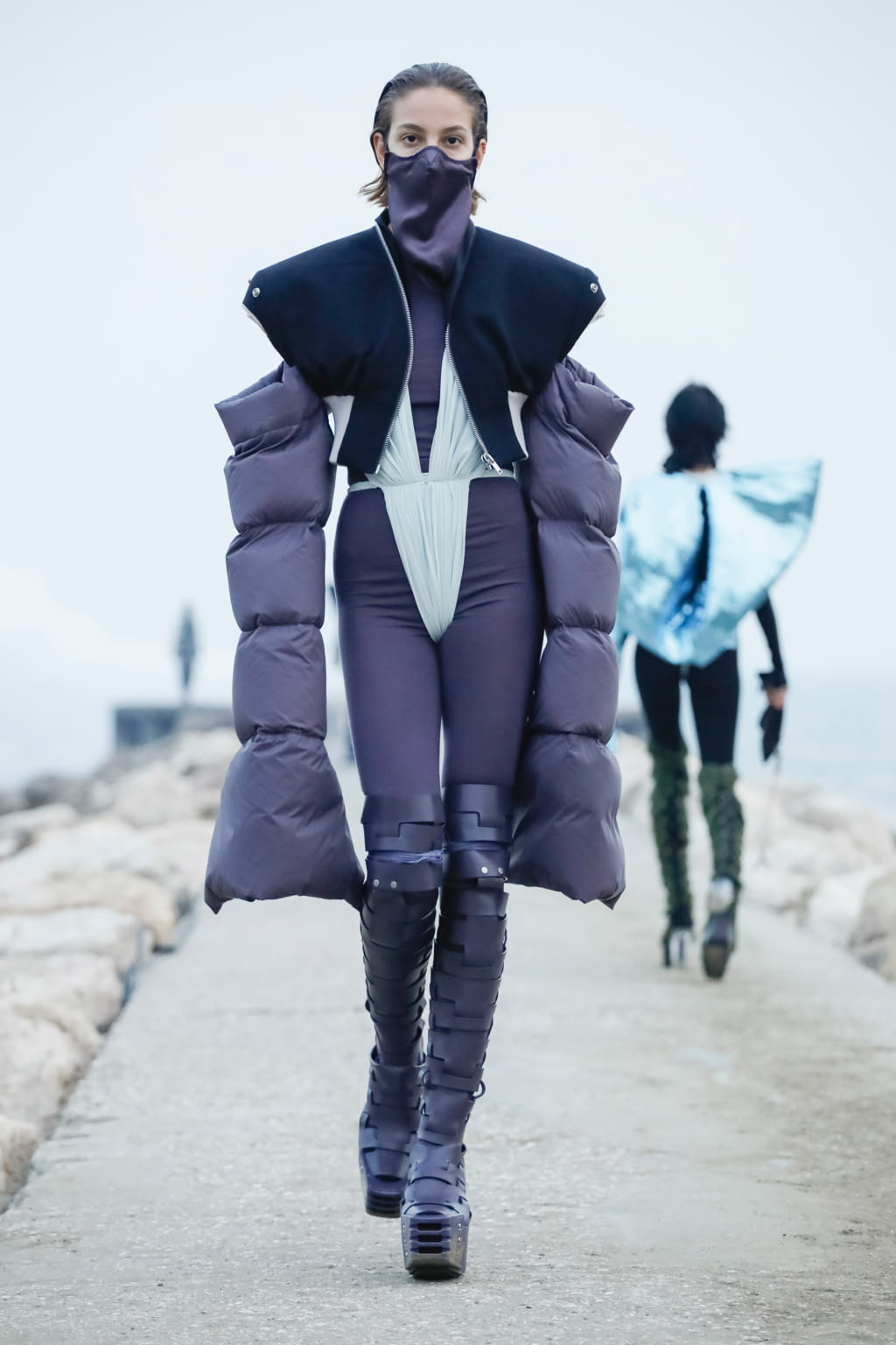 Fashion Week Paris Fall/Winter 2021 look 34 from the Rick Owens collection 女装