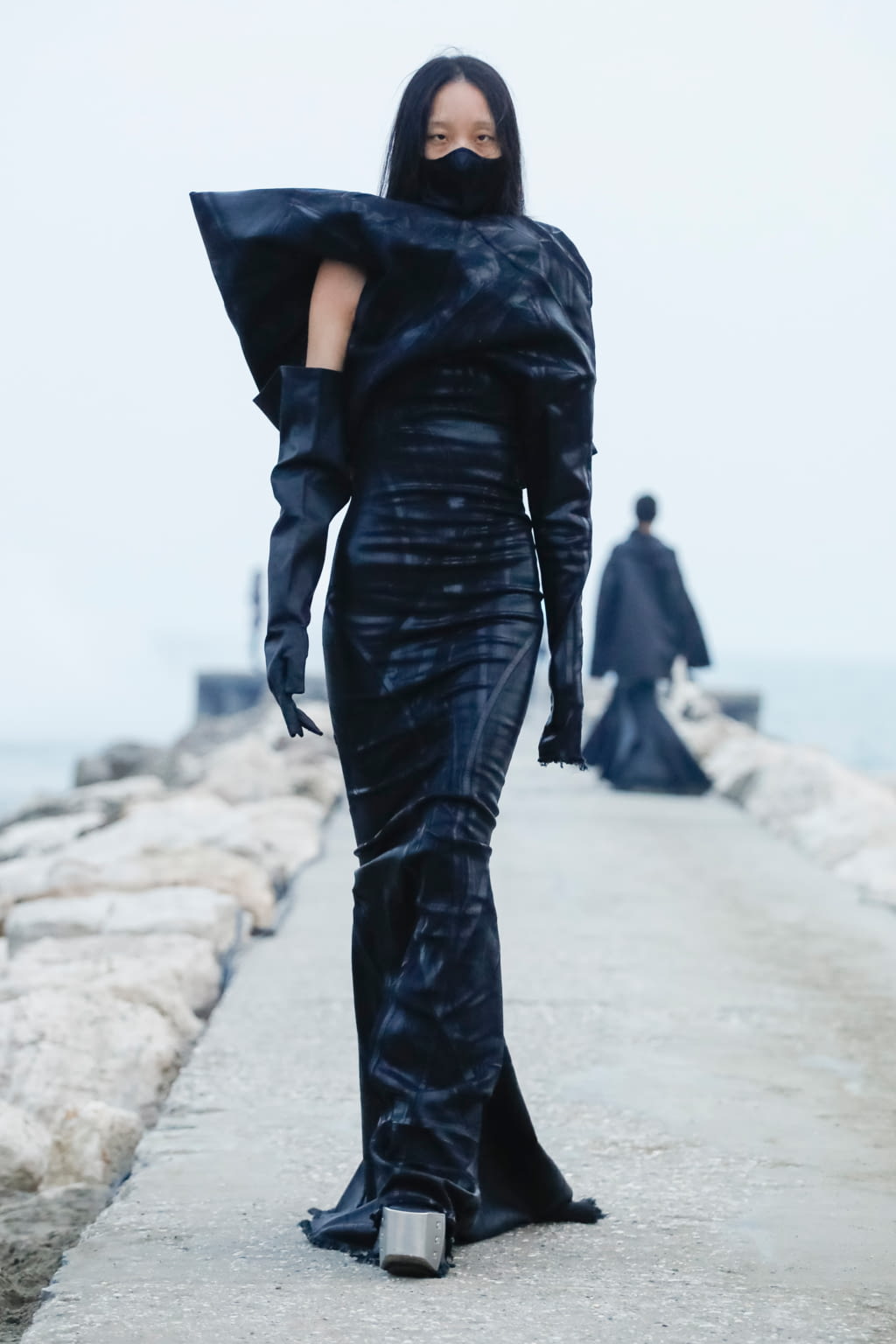 Fashion Week Paris Fall/Winter 2021 look 35 from the Rick Owens collection womenswear