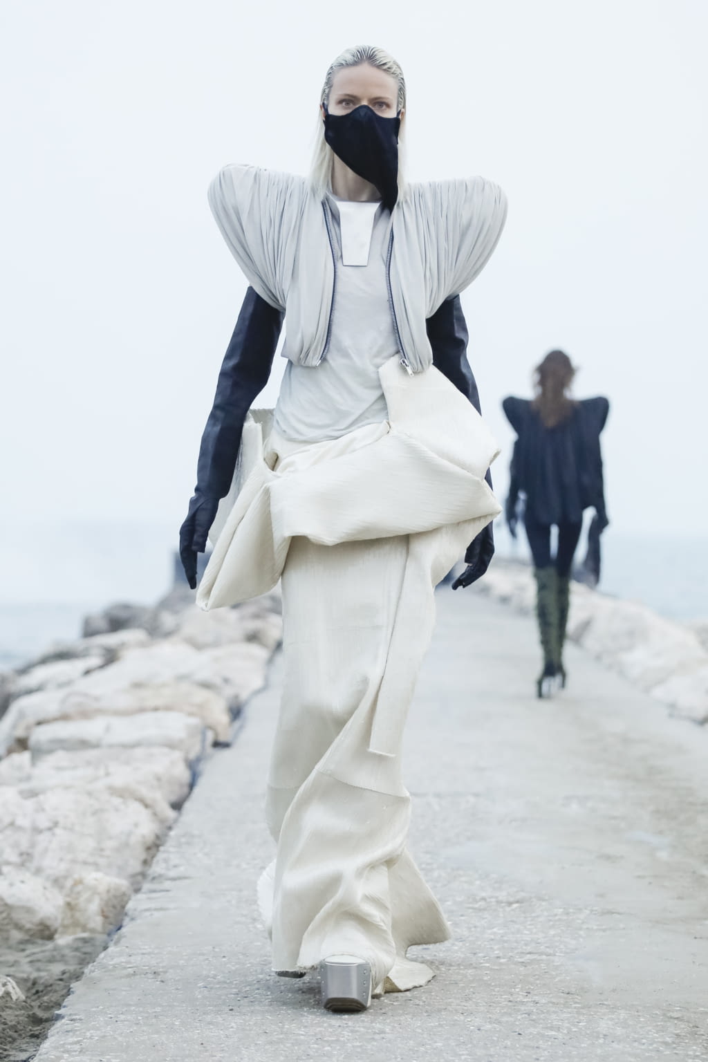 Fashion Week Paris Fall/Winter 2021 look 36 from the Rick Owens collection 女装