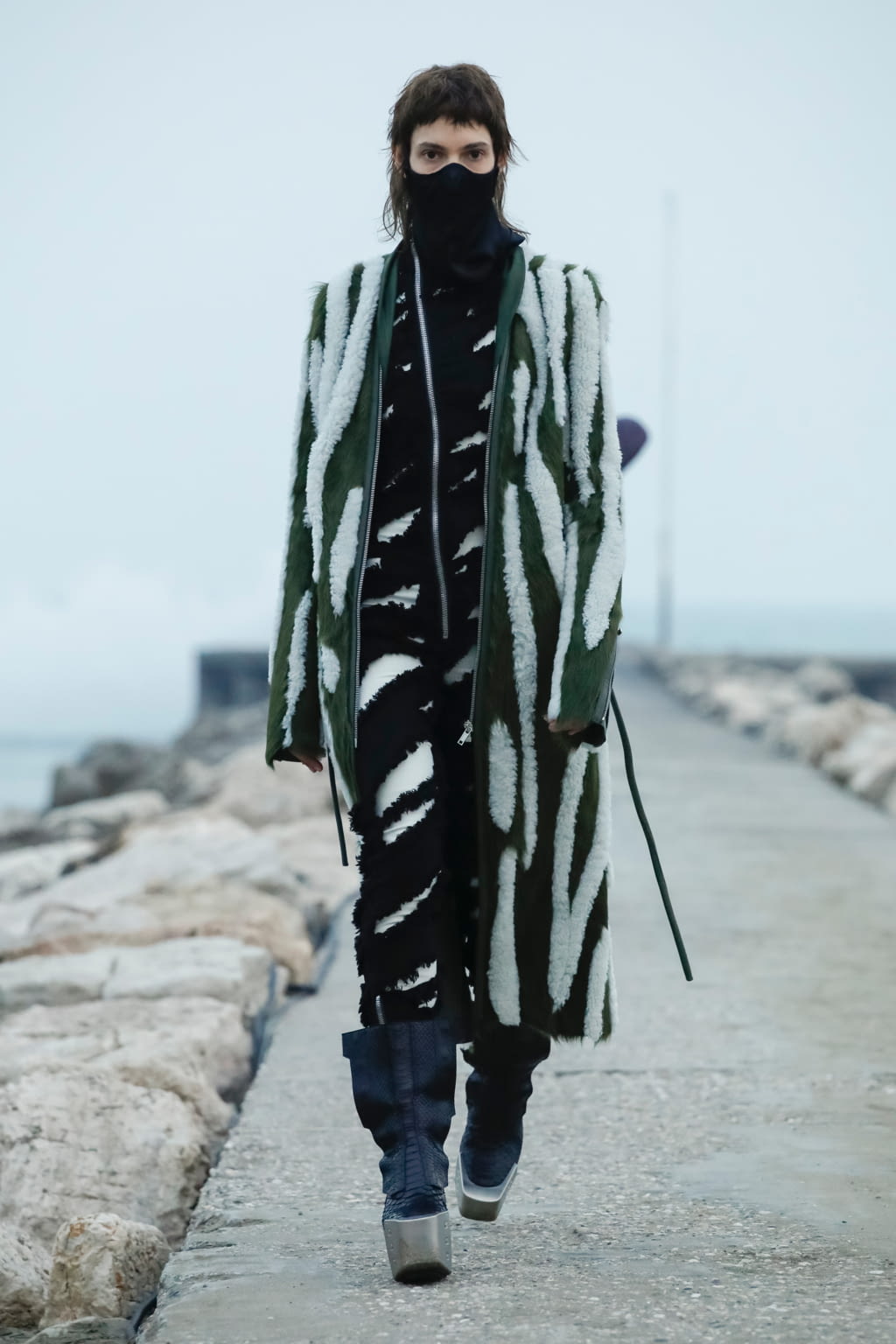 Fashion Week Paris Fall/Winter 2021 look 38 from the Rick Owens collection 女装
