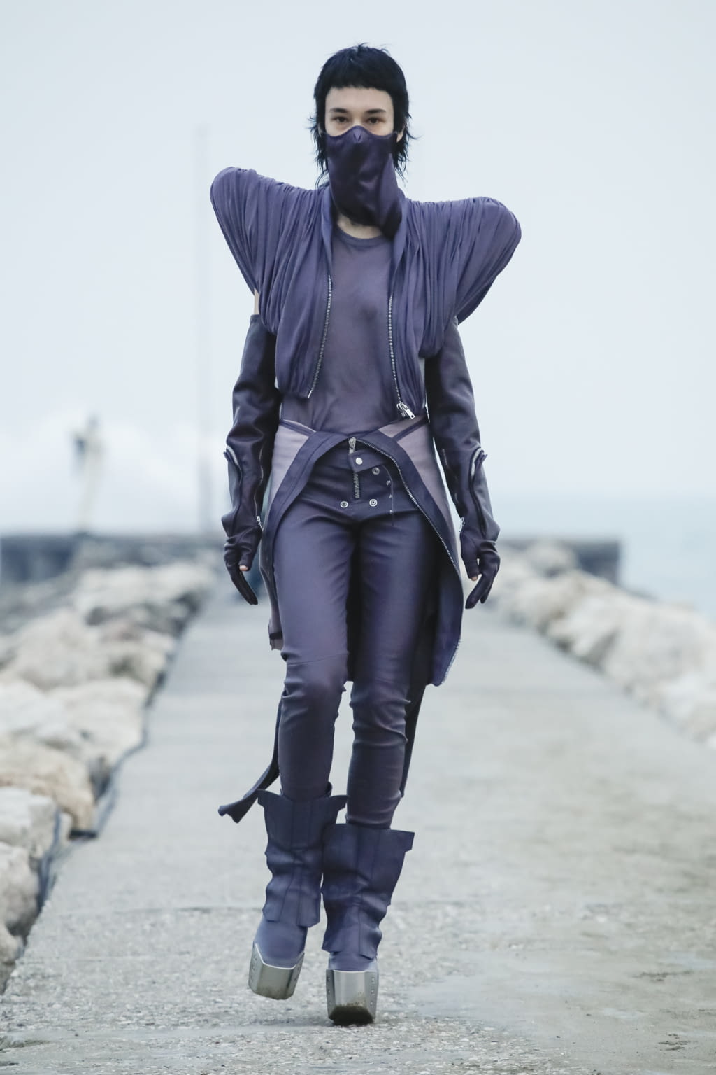 Fashion Week Paris Fall/Winter 2021 look 39 from the Rick Owens collection womenswear
