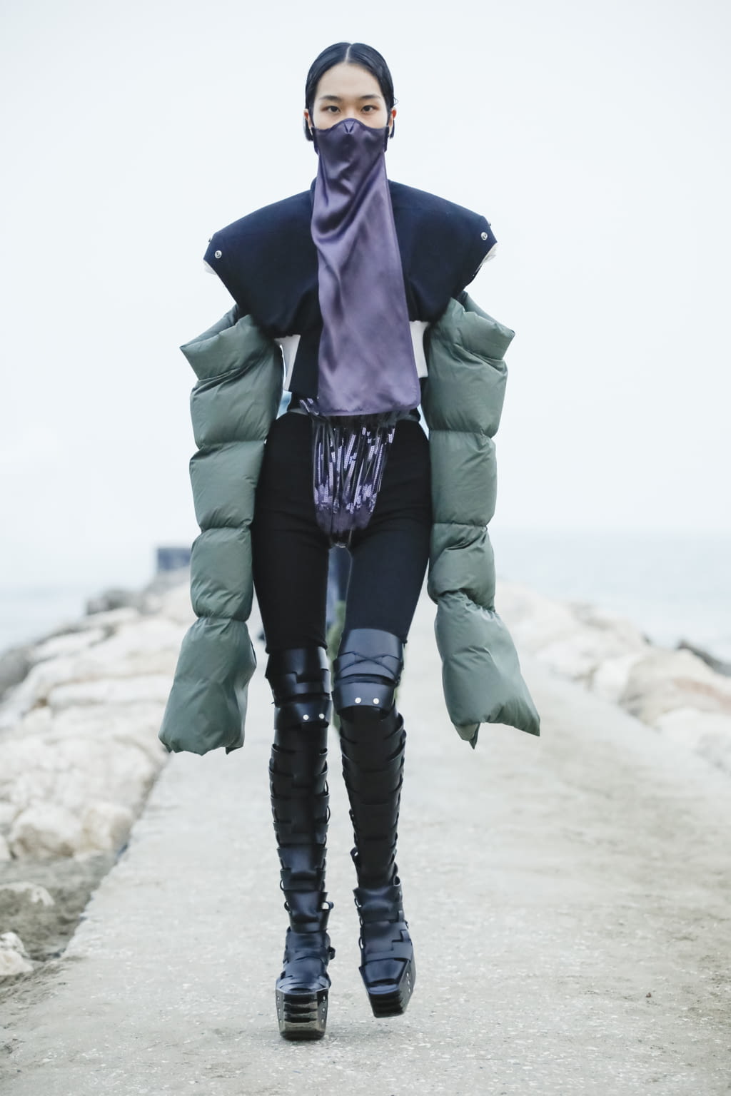 Fashion Week Paris Fall/Winter 2021 look 40 from the Rick Owens collection 女装