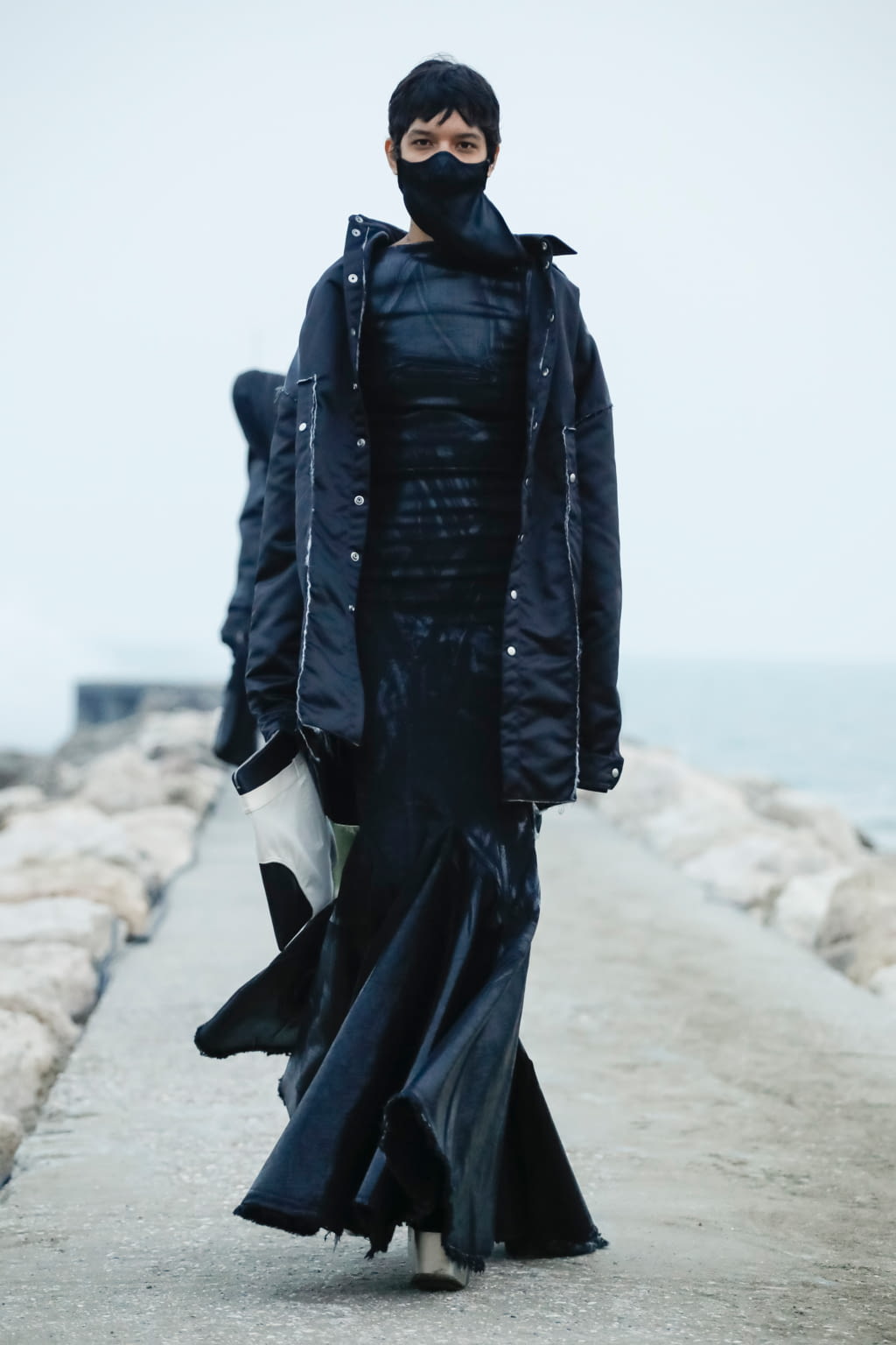 Fashion Week Paris Fall/Winter 2021 look 42 from the Rick Owens collection 女装