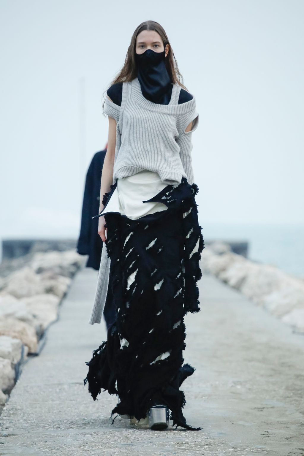 Fashion Week Paris Fall/Winter 2021 look 45 from the Rick Owens collection 女装