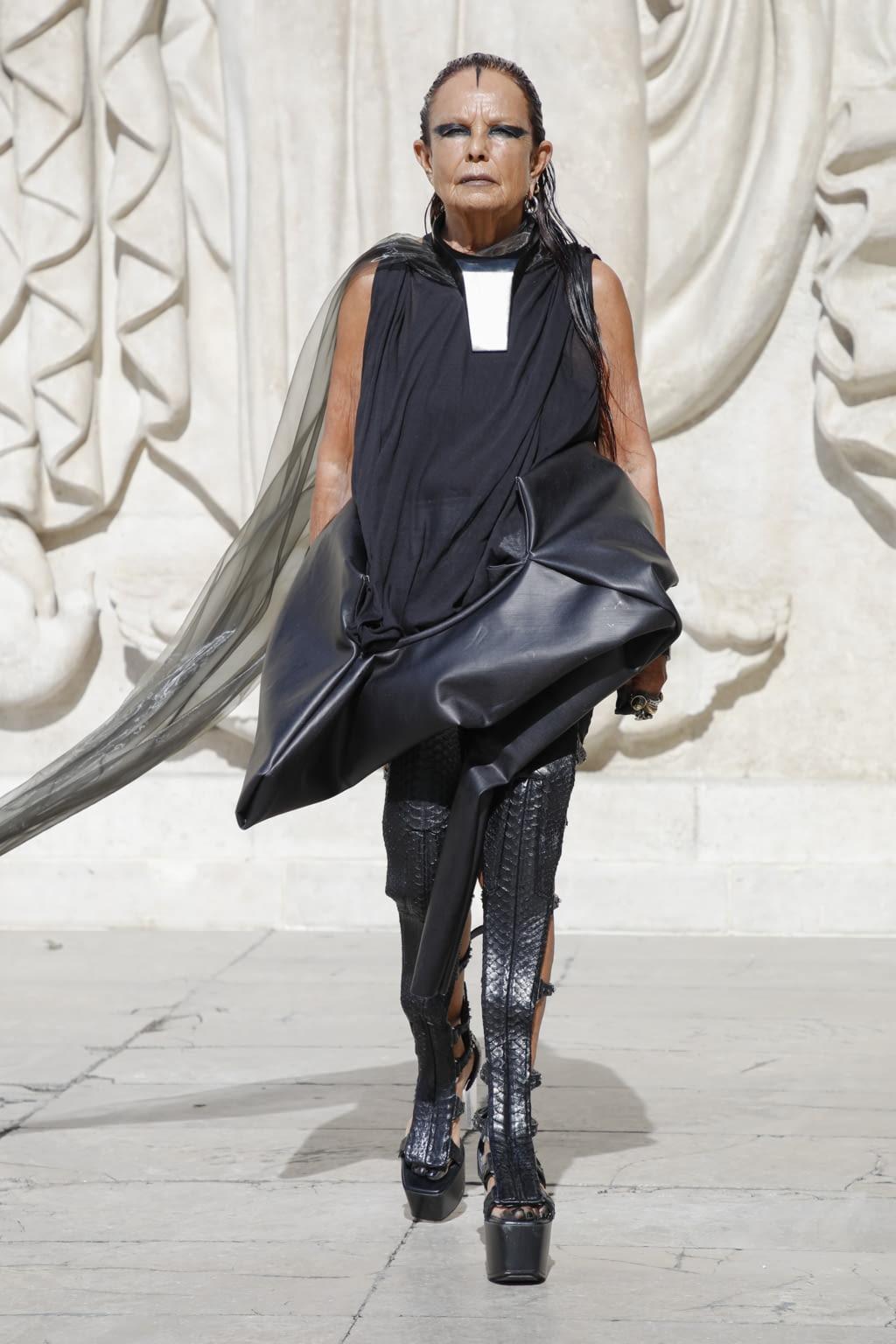 Fashion Week Paris Spring/Summer 2022 look 1 from the Rick Owens collection 女装