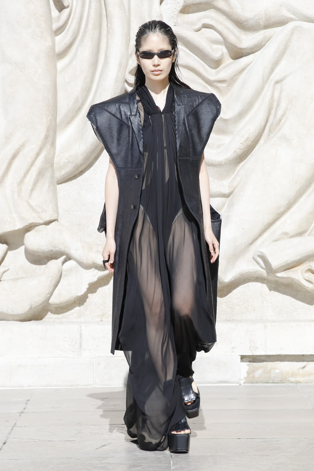Fashion Week Paris Spring/Summer 2022 look 13 from the Rick Owens collection 女装