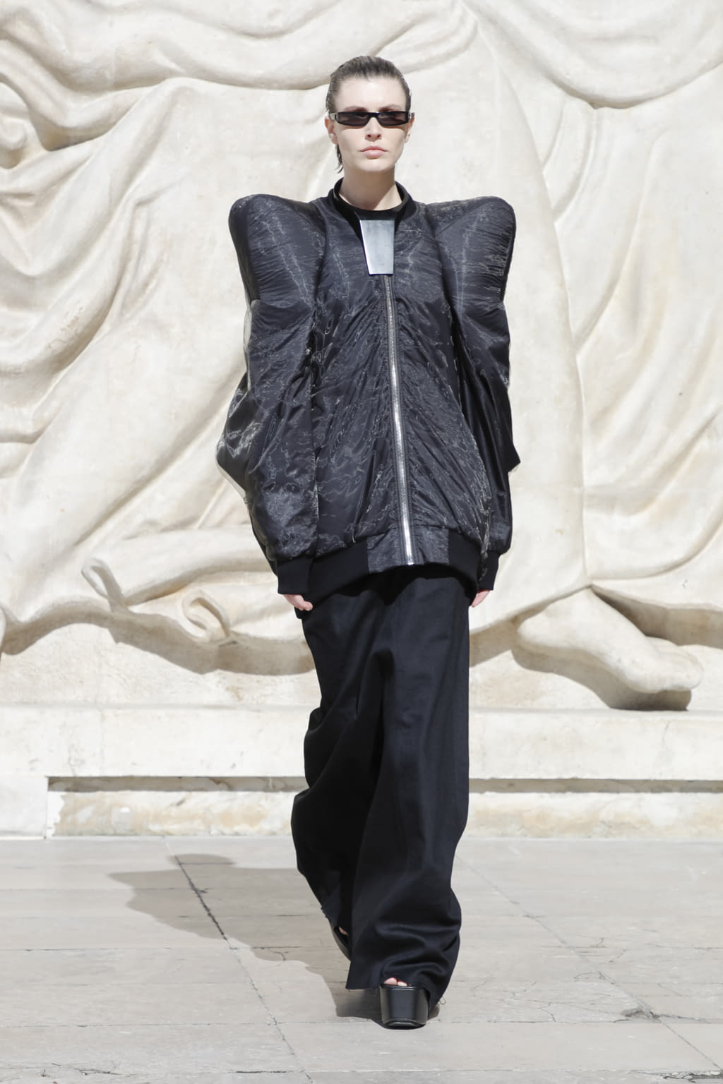 Fashion Week Paris Spring/Summer 2022 look 16 from the Rick Owens collection 女装