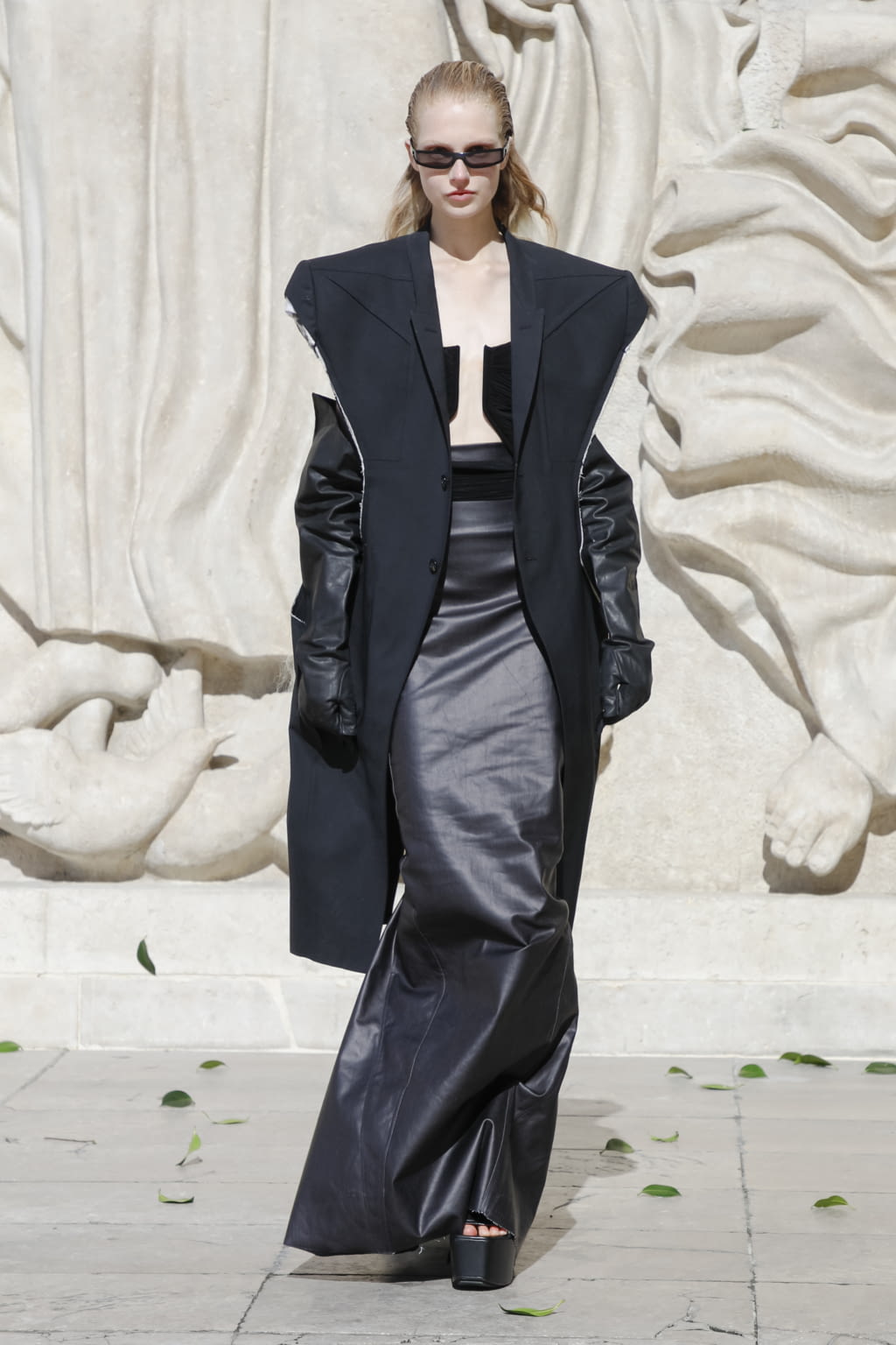 Fashion Week Paris Spring/Summer 2022 look 33 from the Rick Owens collection 女装