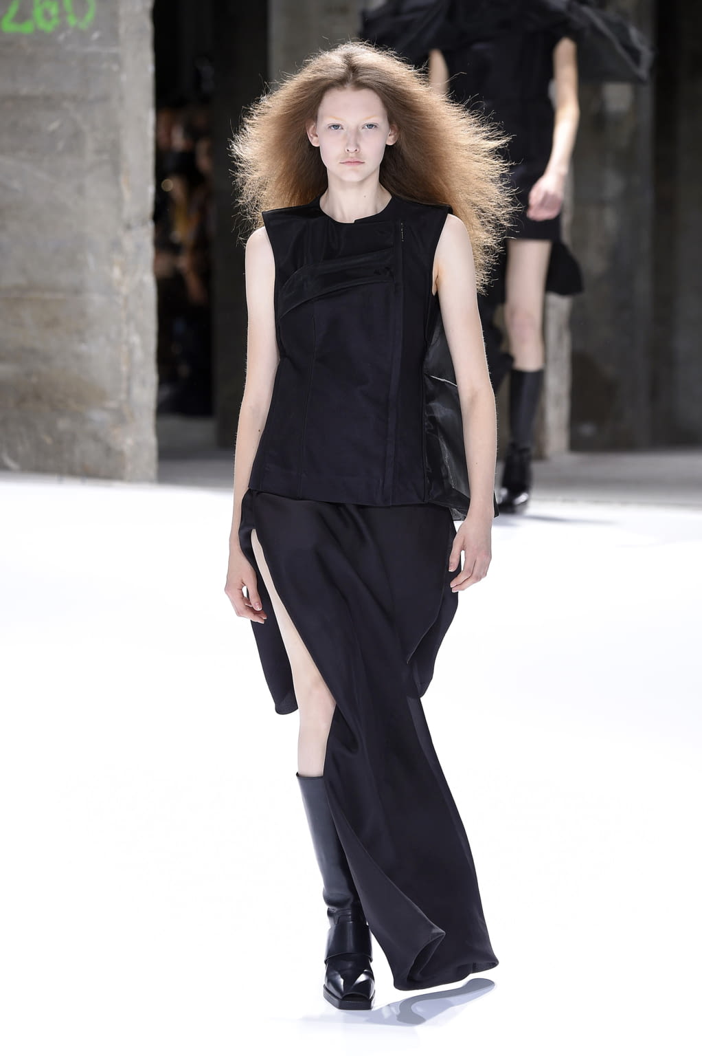 Fashion Week Paris Spring/Summer 2017 look 13 from the Rick Owens collection 女装