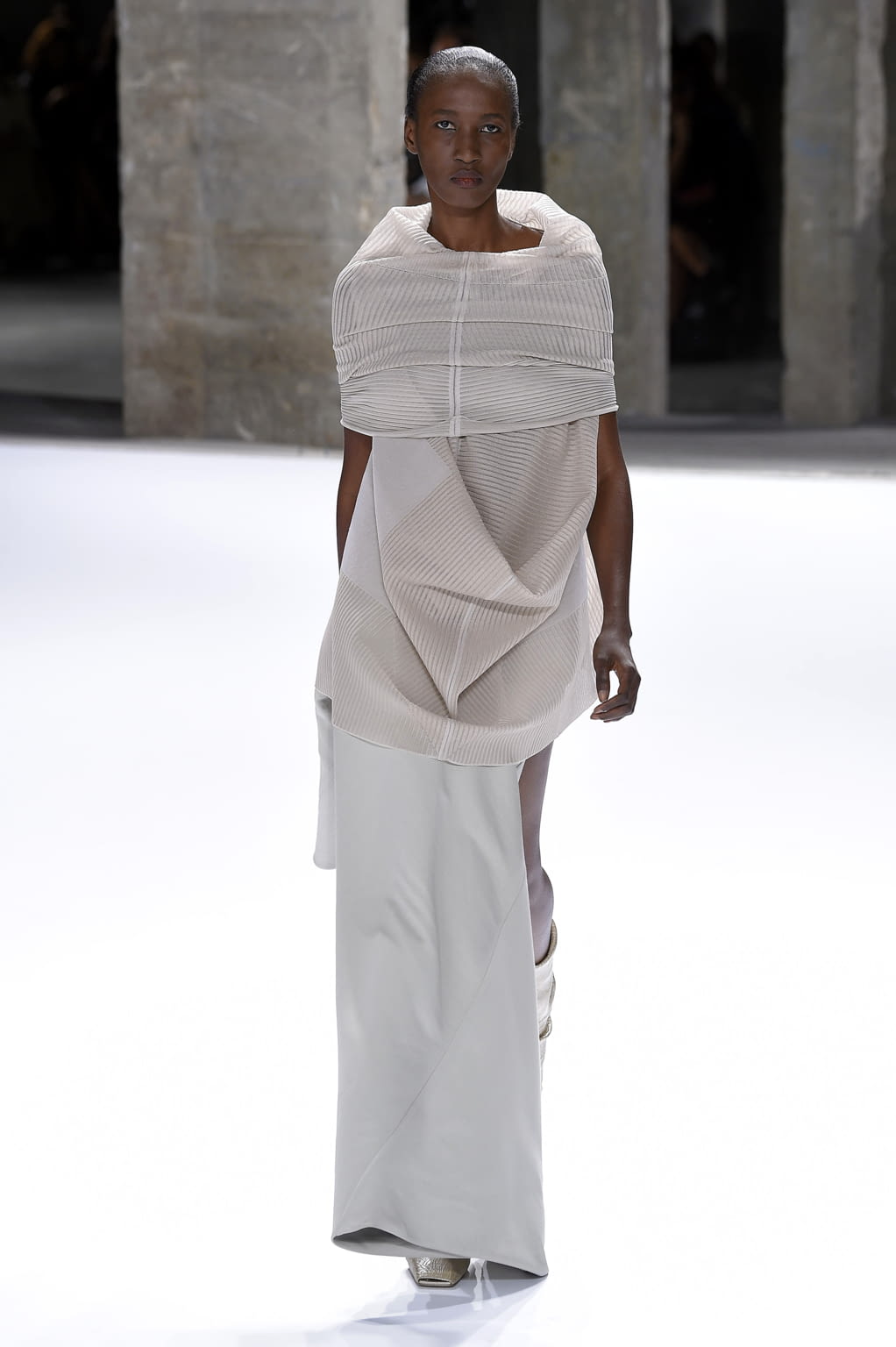 Fashion Week Paris Spring/Summer 2017 look 25 from the Rick Owens collection womenswear