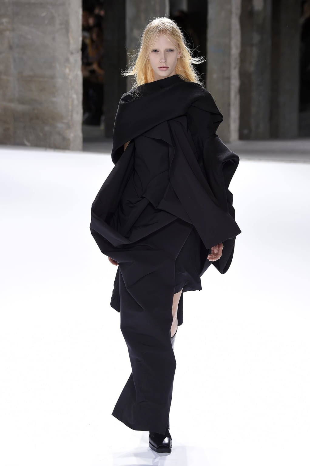 Fashion Week Paris Spring/Summer 2017 look 45 from the Rick Owens collection 女装