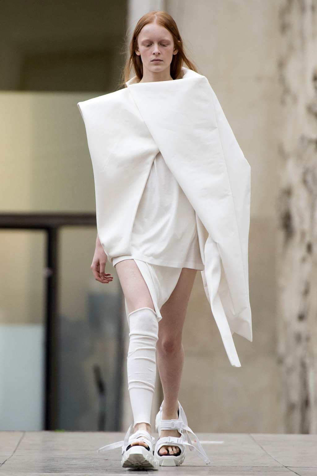 Fashion Week Paris Spring/Summer 2018 look 2 from the Rick Owens collection 女装