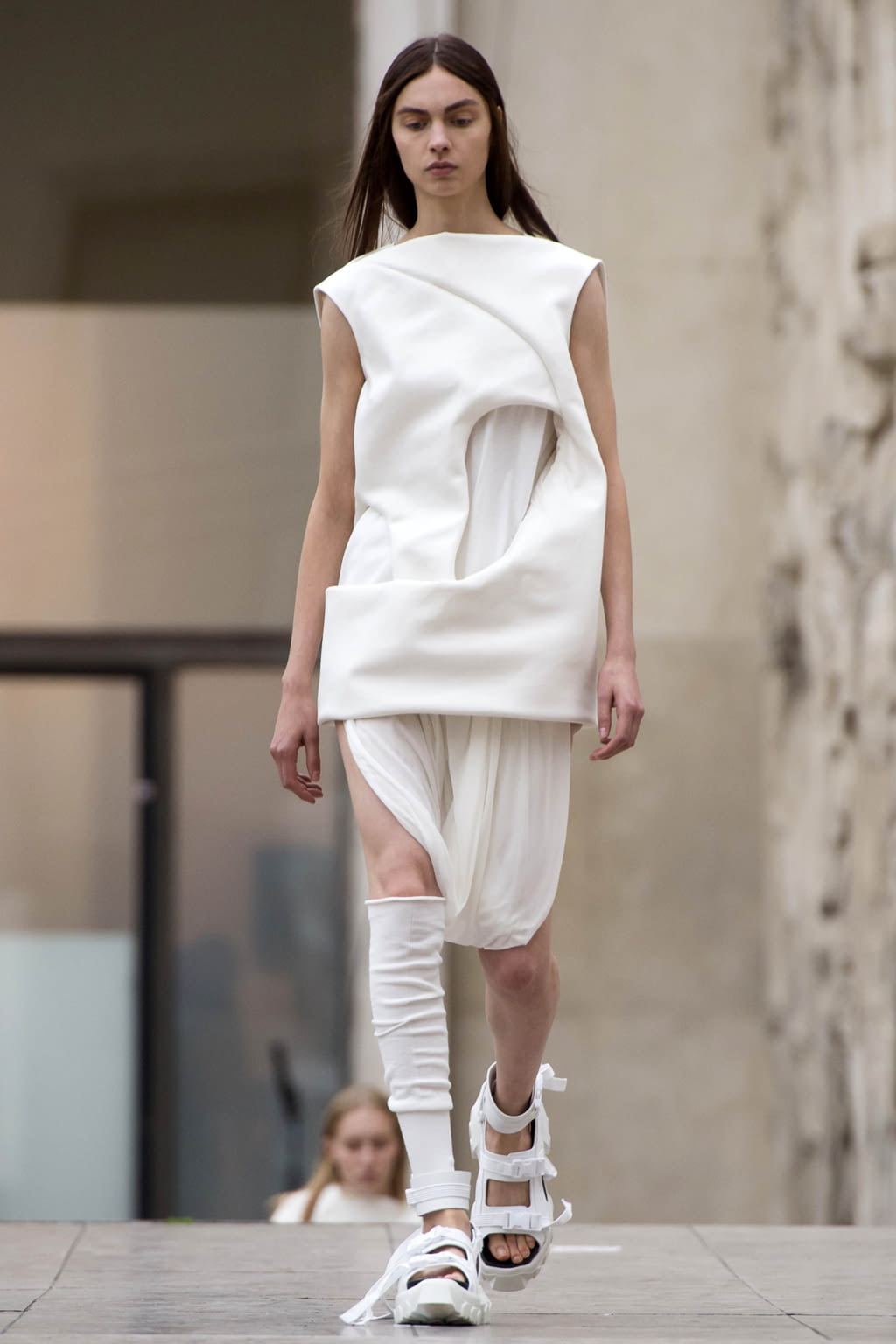 Fashion Week Paris Spring/Summer 2018 look 7 from the Rick Owens collection 女装