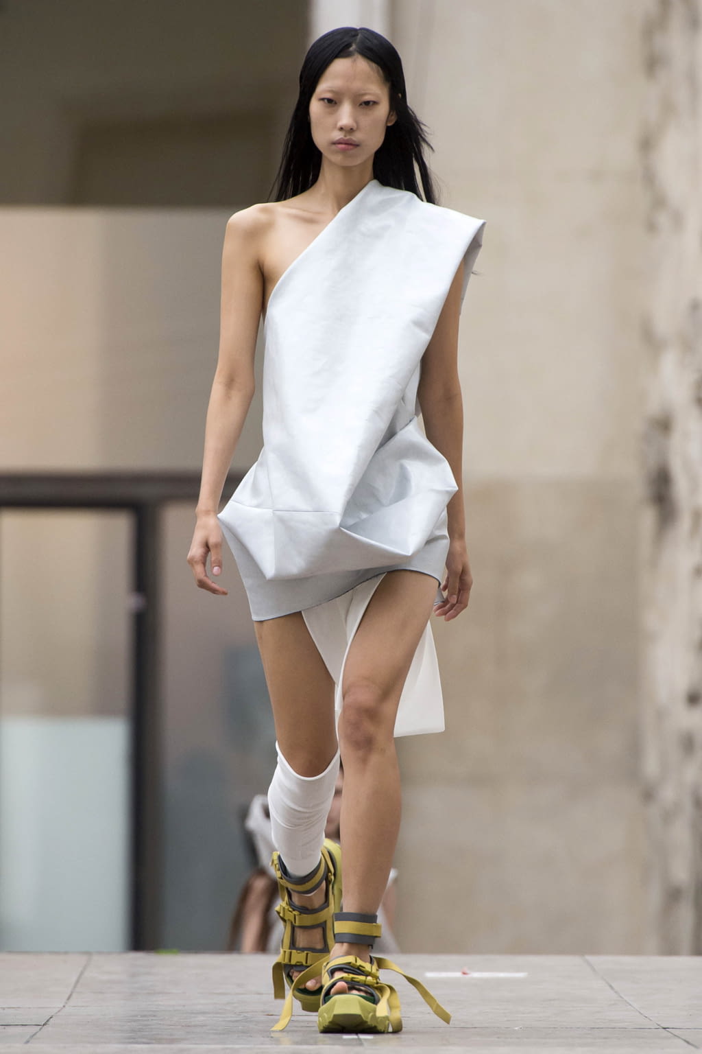 Fashion Week Paris Spring/Summer 2018 look 9 from the Rick Owens collection womenswear