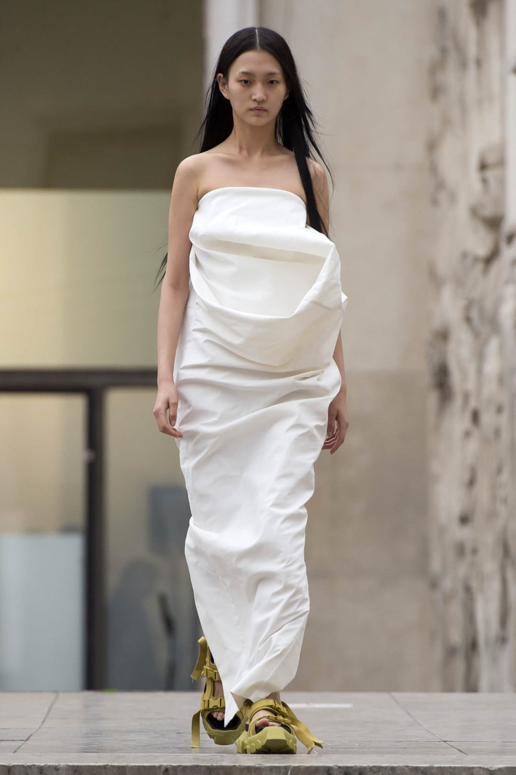 Fashion Week Paris Spring/Summer 2018 look 20 from the Rick Owens collection 女装