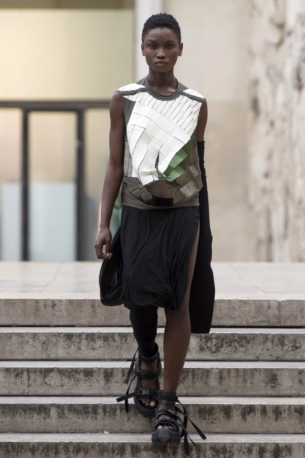 Fashion Week Paris Spring/Summer 2018 look 23 from the Rick Owens collection 女装
