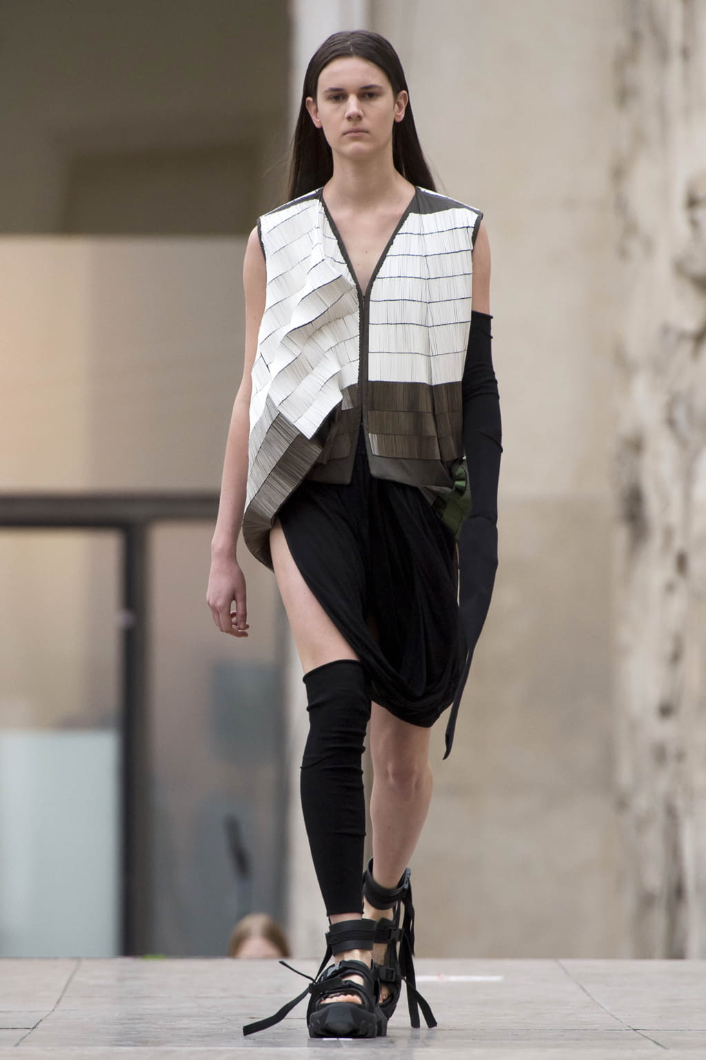 Fashion Week Paris Spring/Summer 2018 look 25 from the Rick Owens collection womenswear