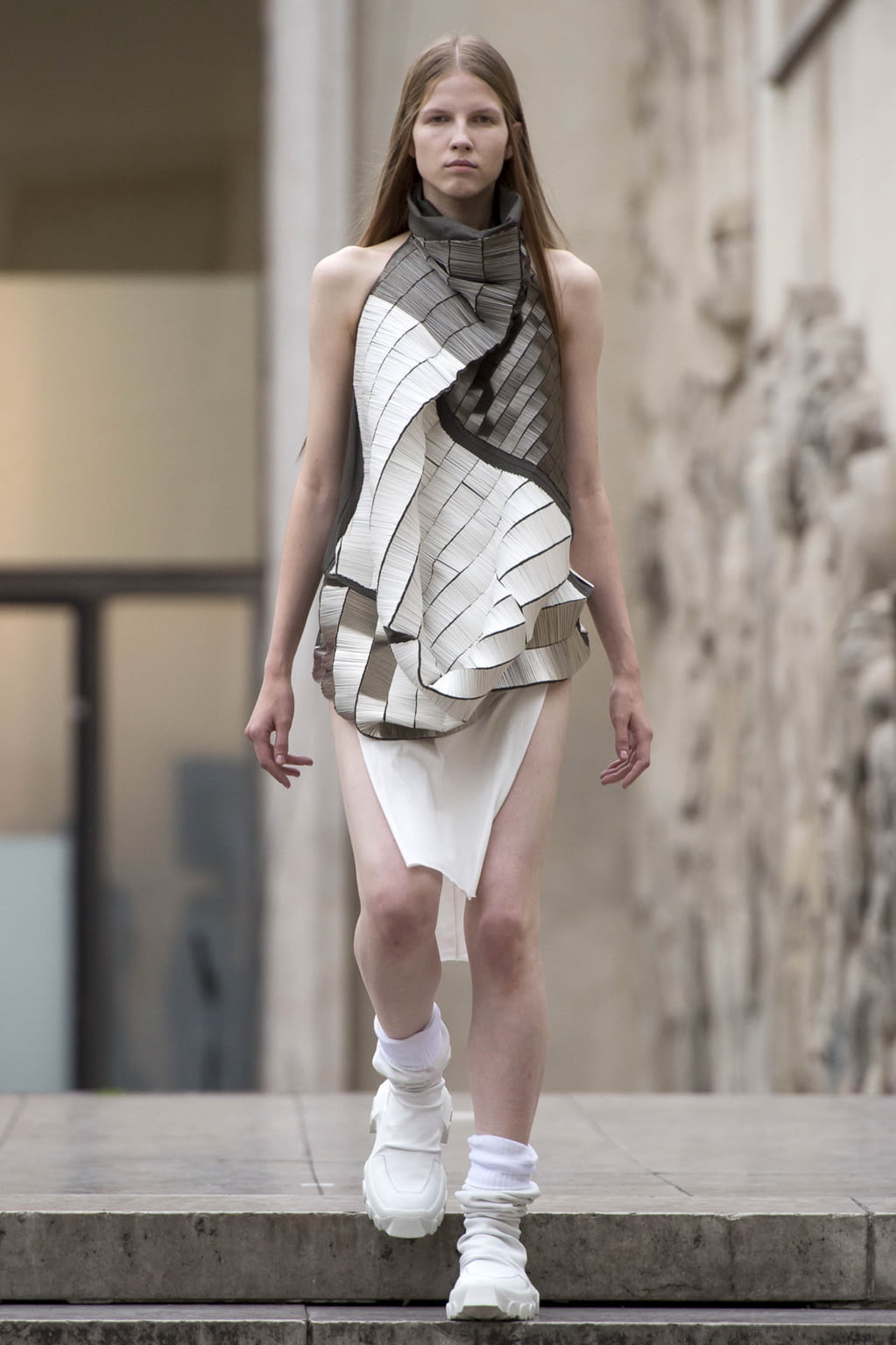 Fashion Week Paris Spring/Summer 2018 look 26 from the Rick Owens collection womenswear