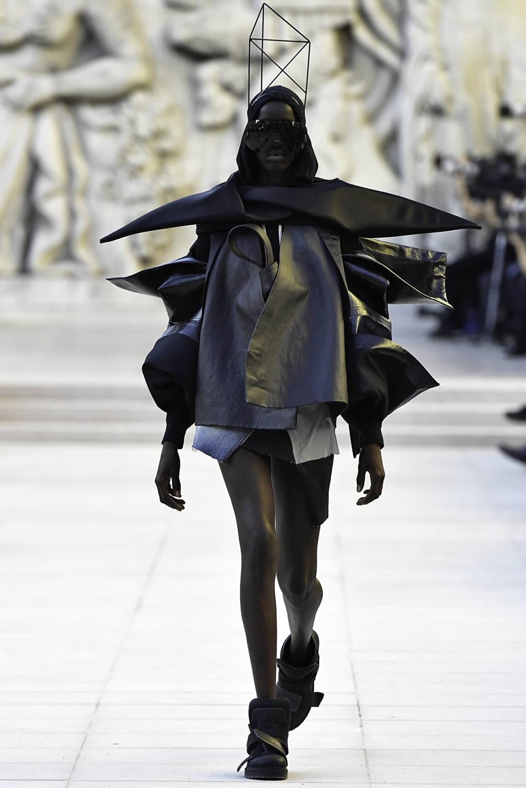 Fashion Week Paris Spring/Summer 2019 look 1 from the Rick Owens collection 女装
