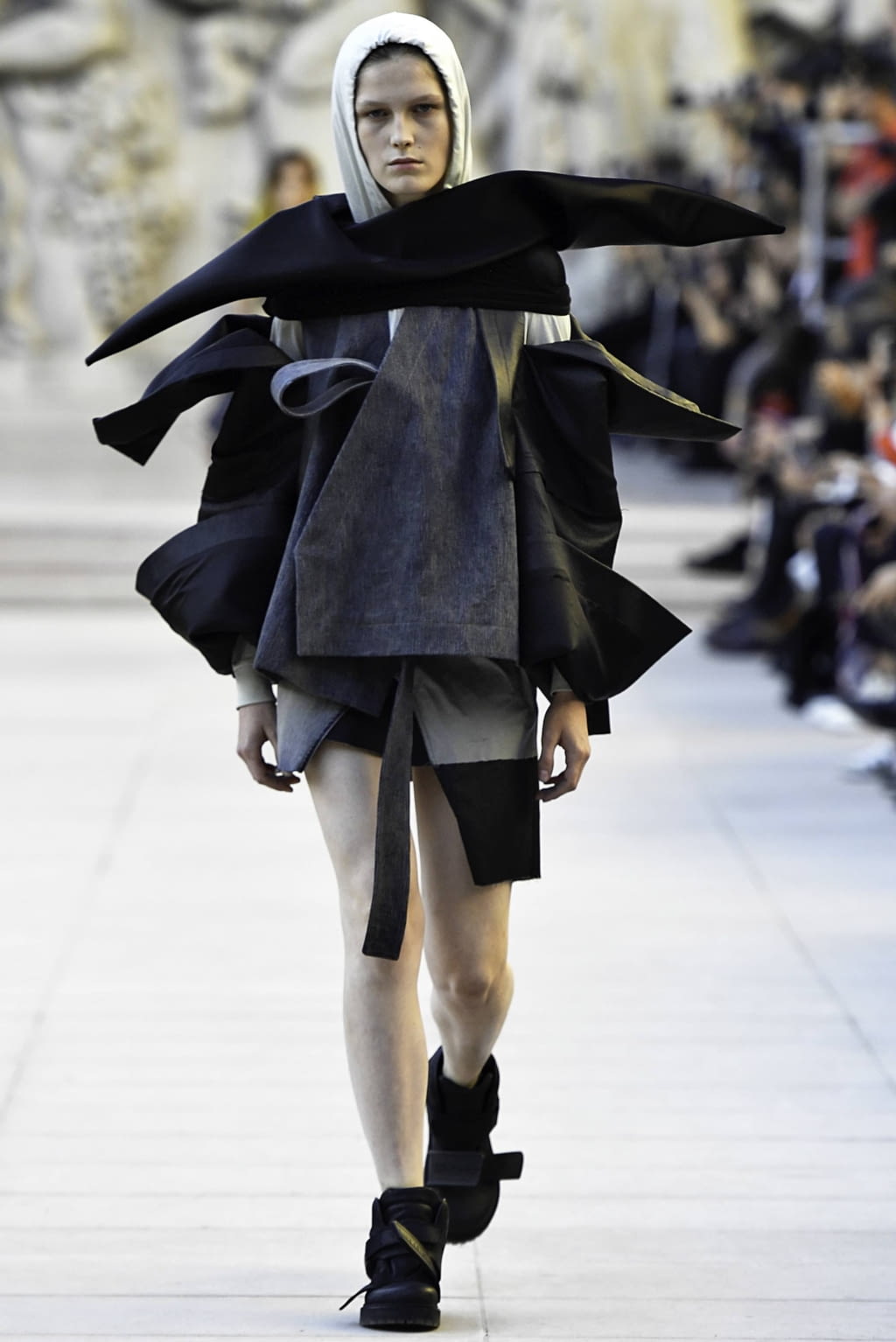 Fashion Week Paris Spring/Summer 2019 look 3 from the Rick Owens collection 女装