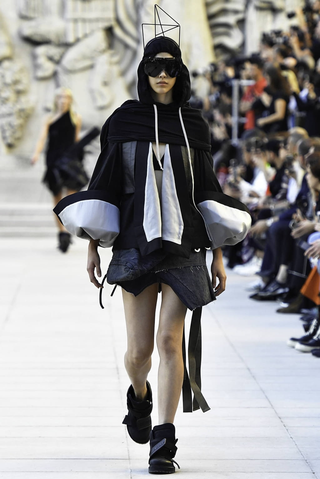 Fashion Week Paris Spring/Summer 2019 look 5 from the Rick Owens collection 女装