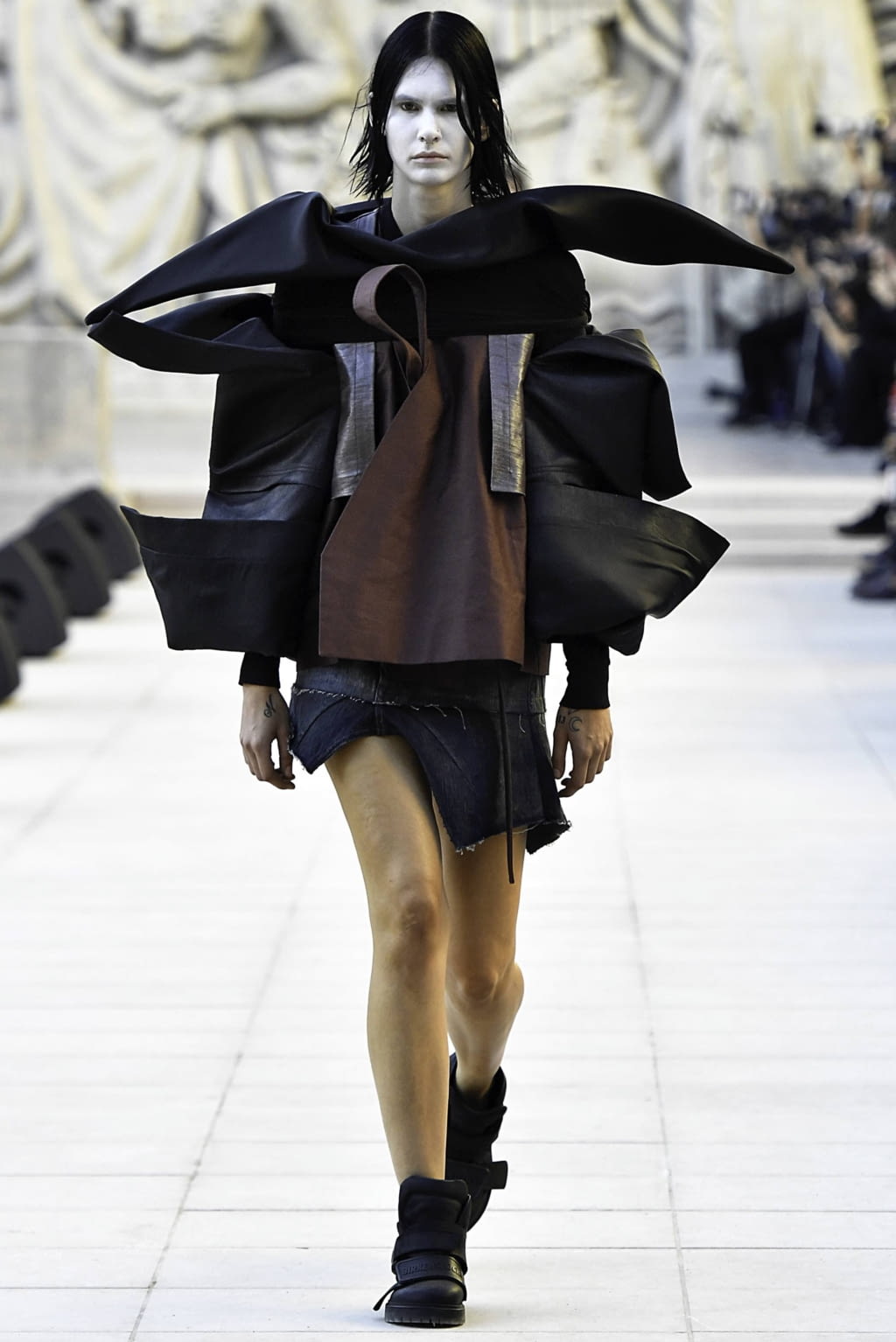 Fashion Week Paris Spring/Summer 2019 look 6 from the Rick Owens collection womenswear
