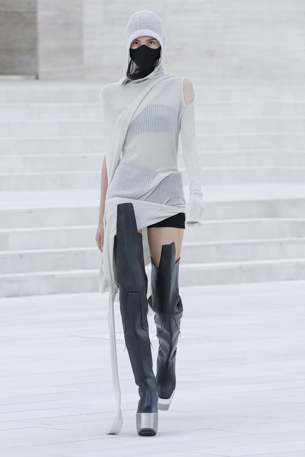 Fashion Week Paris Spring/Summer 2021 look 1 from the Rick Owens collection 女装