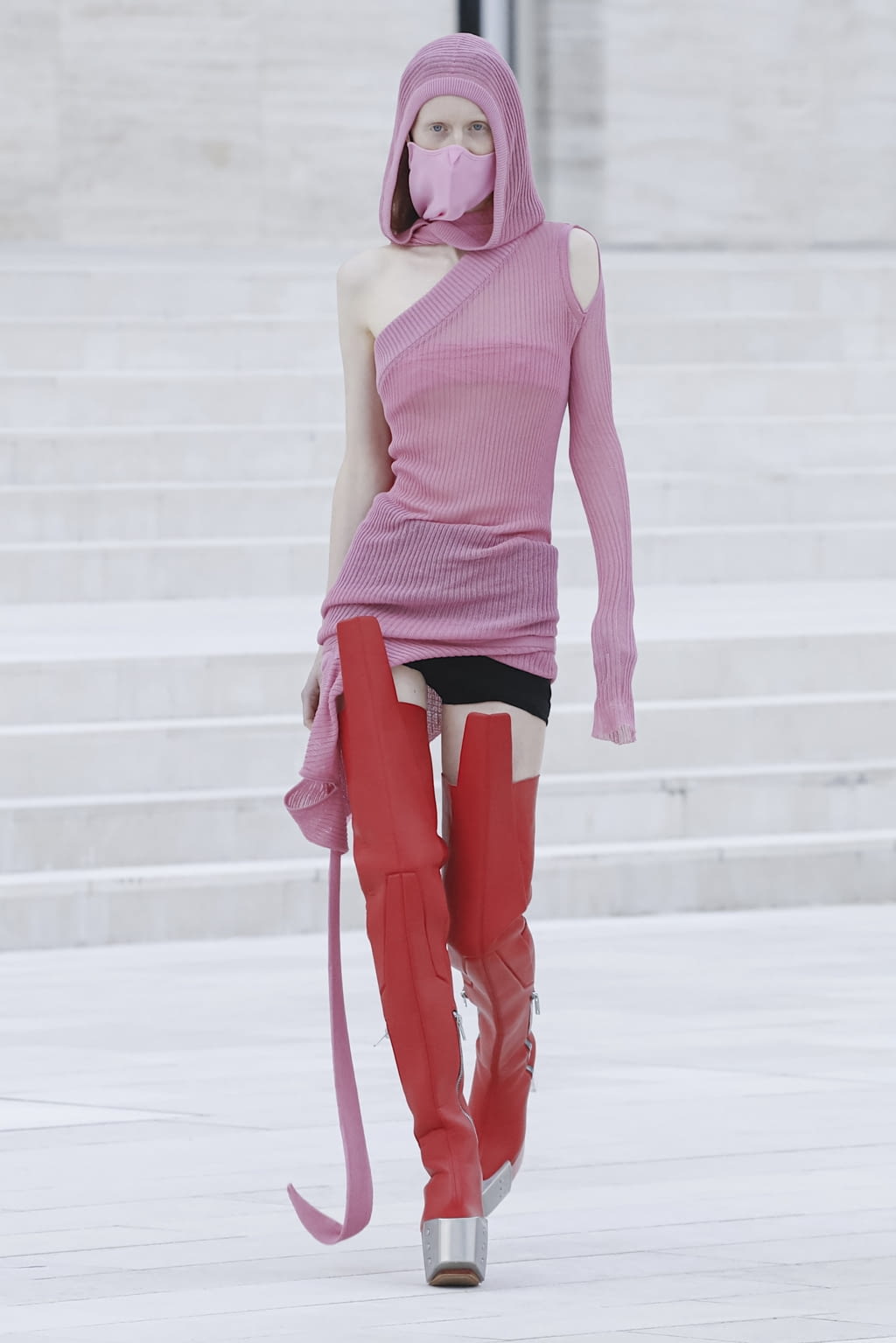 Fashion Week Paris Spring/Summer 2021 look 2 de la collection Rick Owens womenswear
