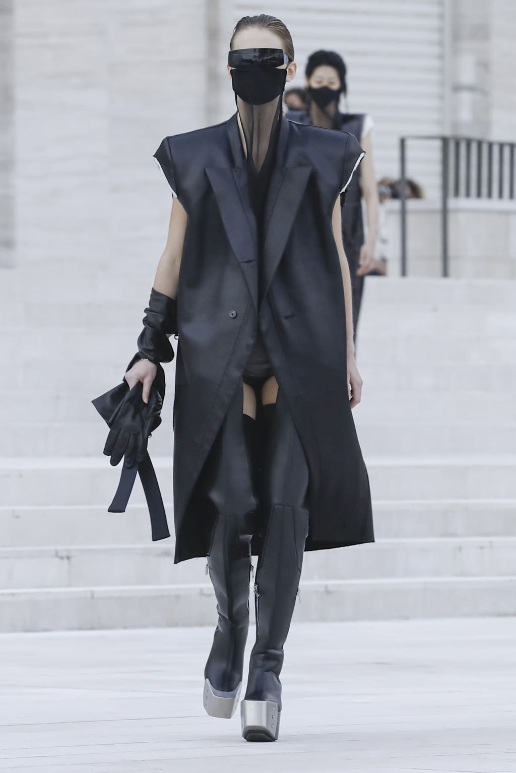 Fashion Week Paris Spring/Summer 2021 look 6 from the Rick Owens collection 女装