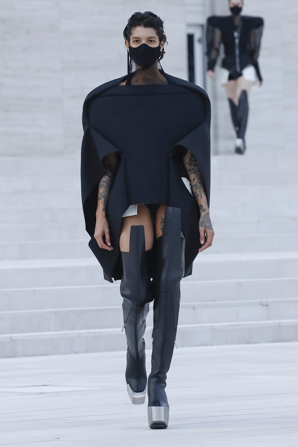 Fashion Week Paris Spring/Summer 2021 look 30 from the Rick Owens collection 女装