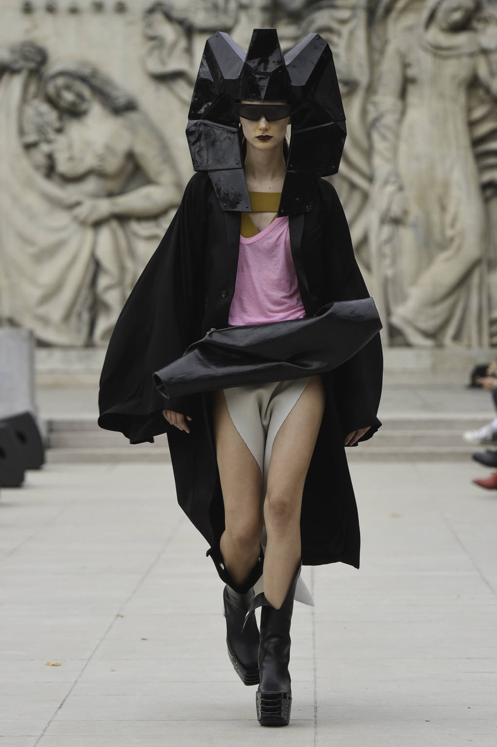 Fashion Week Paris Spring/Summer 2020 look 1 from the Rick Owens collection 女装