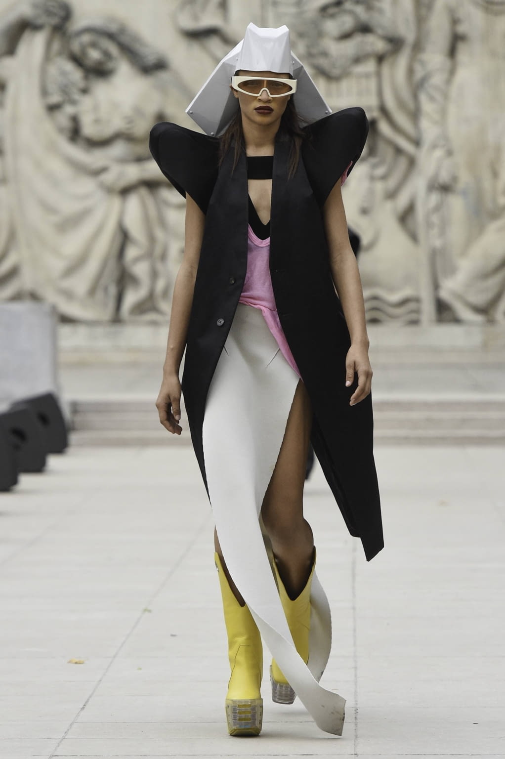 Fashion Week Paris Spring/Summer 2020 look 4 from the Rick Owens collection womenswear