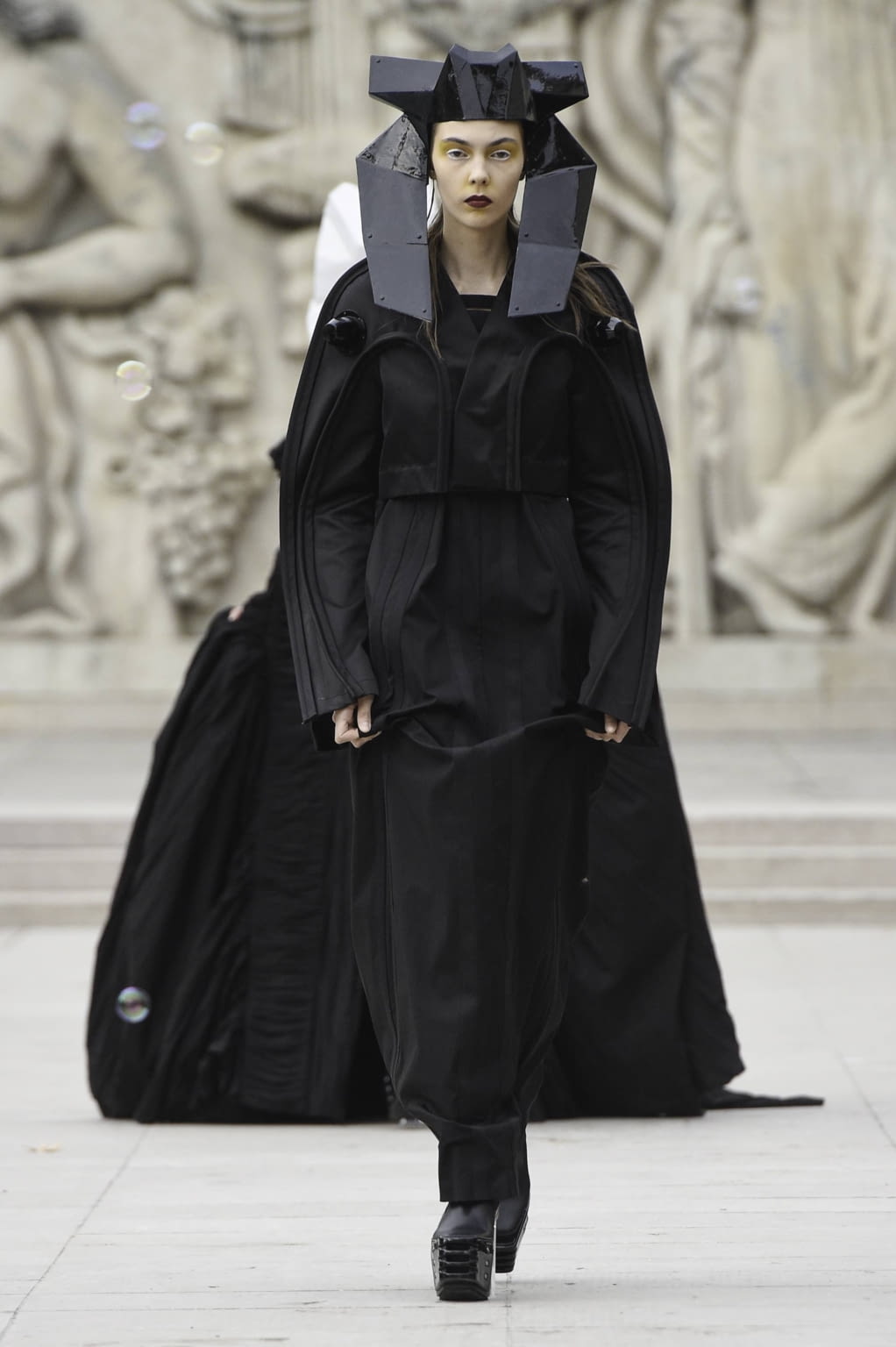 Fashion Week Paris Spring/Summer 2020 look 30 from the Rick Owens collection 女装