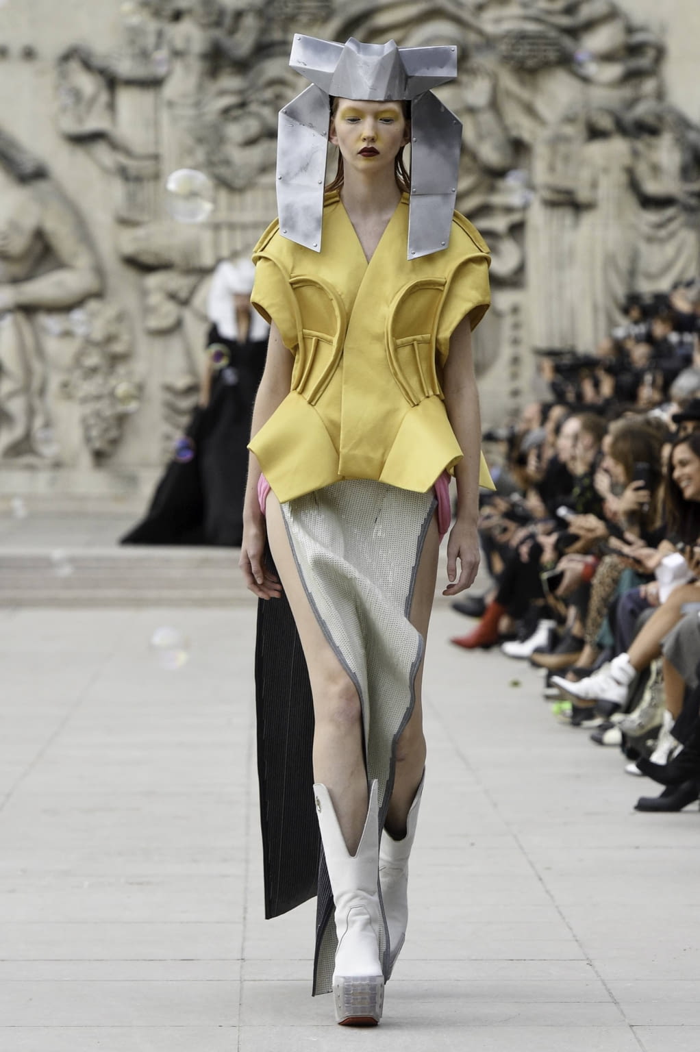 Fashion Week Paris Spring/Summer 2020 look 40 from the Rick Owens collection 女装