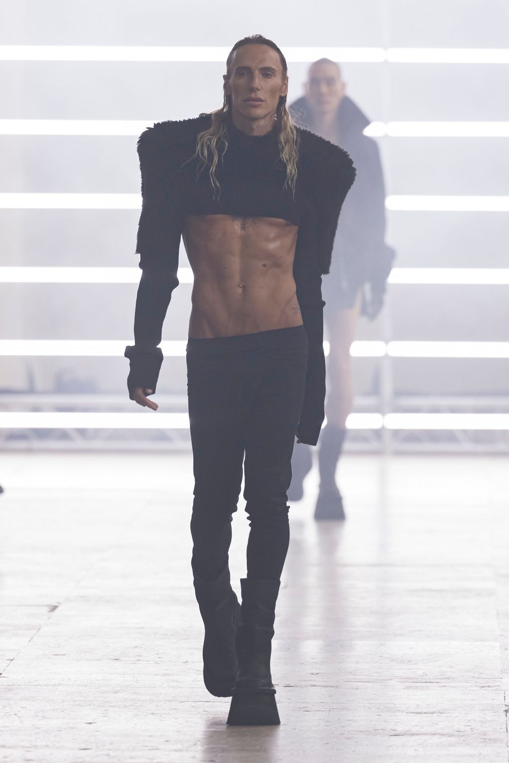 Fashion Week Paris Fall/Winter 2025 look 1 de la collection Rick Owens menswear