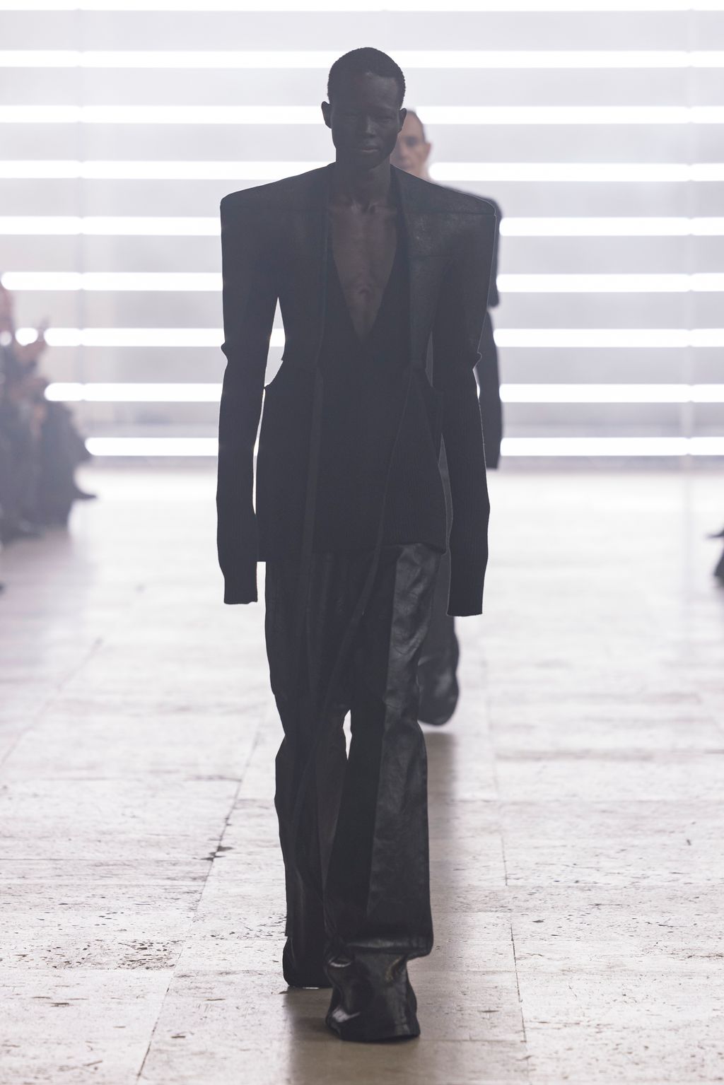 Fashion Week Paris Fall/Winter 2025 look 13 from the Rick Owens collection 男装