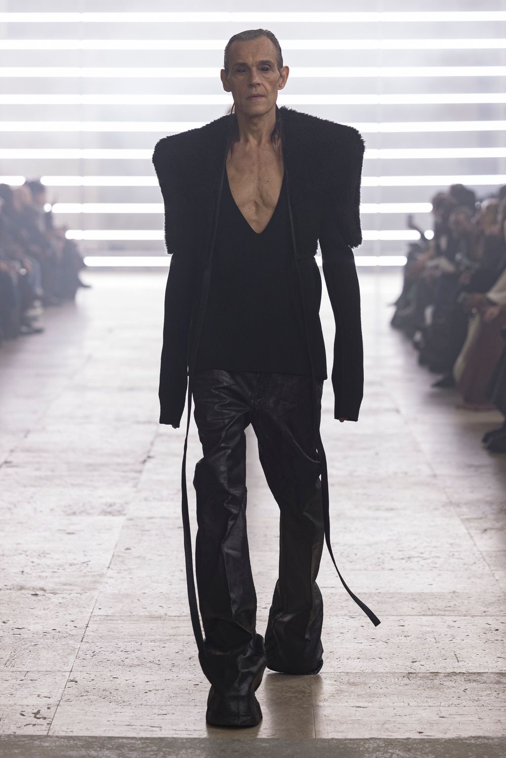Fashion Week Paris Fall/Winter 2025 look 14 from the Rick Owens collection menswear