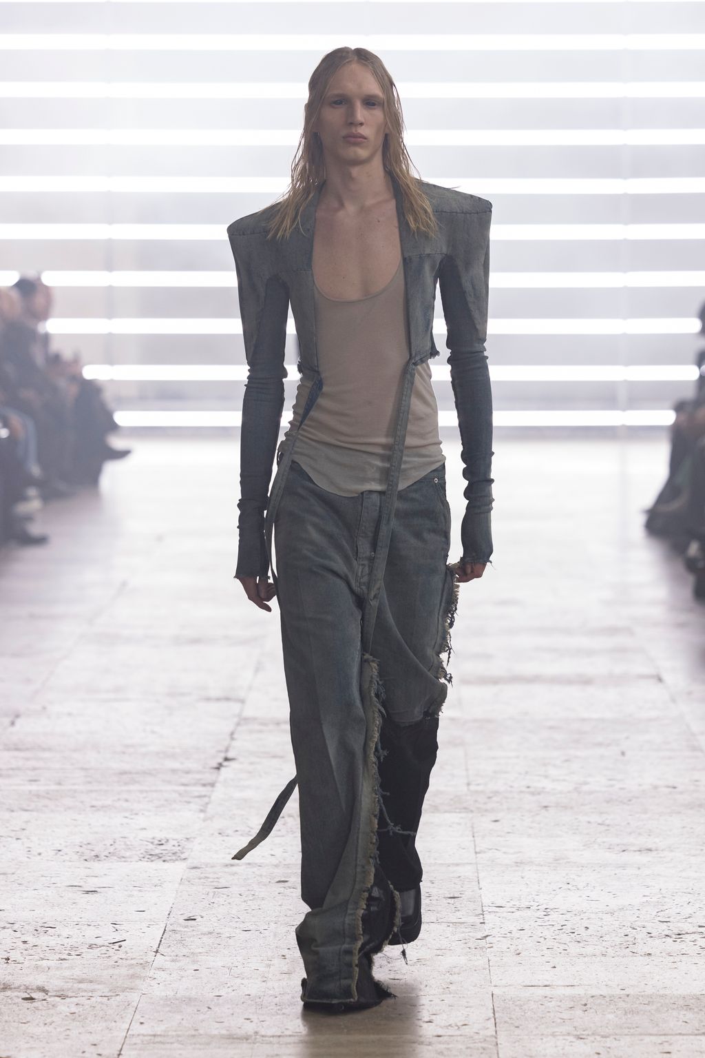 Fashion Week Paris Fall/Winter 2025 look 15 de la collection Rick Owens menswear