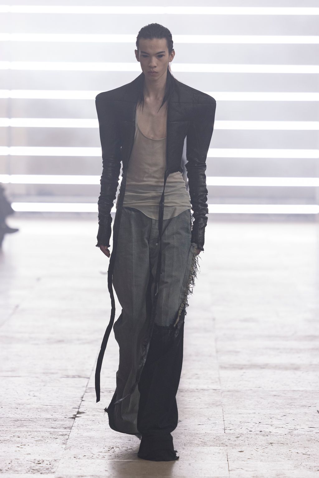Fashion Week Paris Fall/Winter 2025 look 16 de la collection Rick Owens menswear