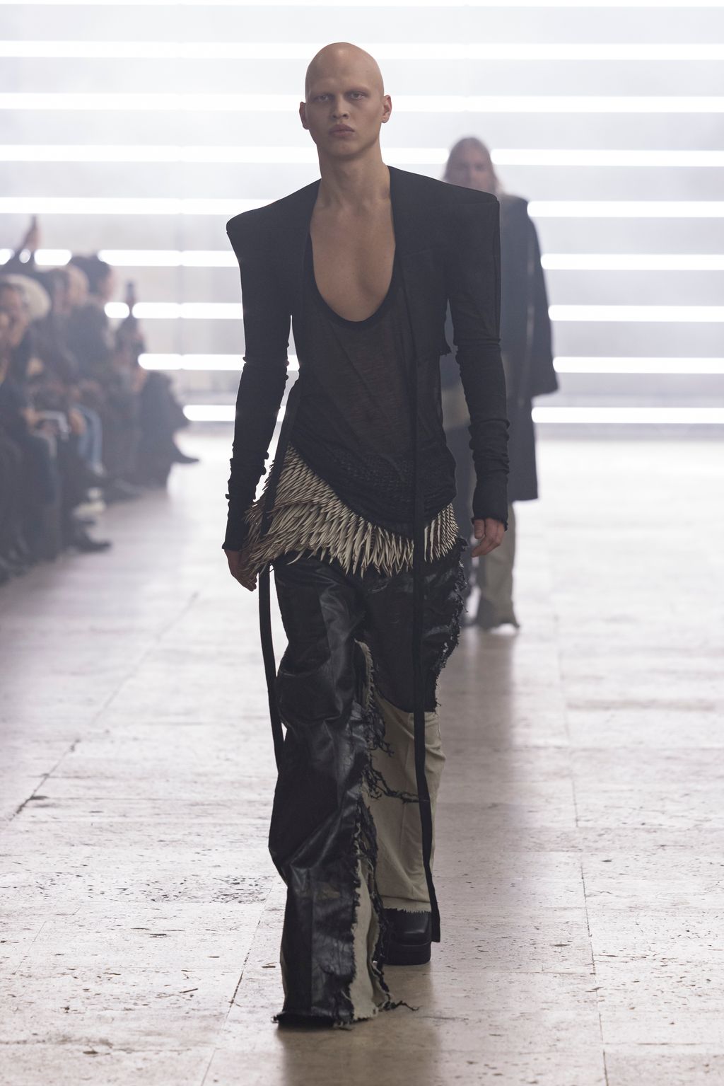 Fashion Week Paris Fall/Winter 2025 look 17 de la collection Rick Owens menswear