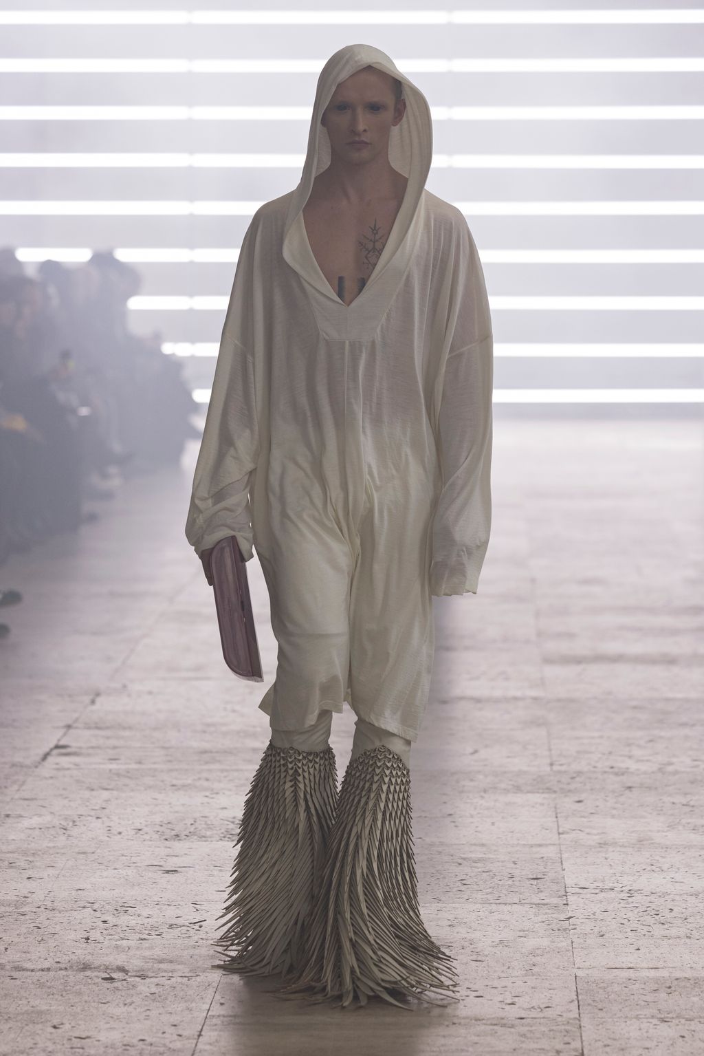 Fashion Week Paris Fall/Winter 2025 look 26 from the Rick Owens collection menswear