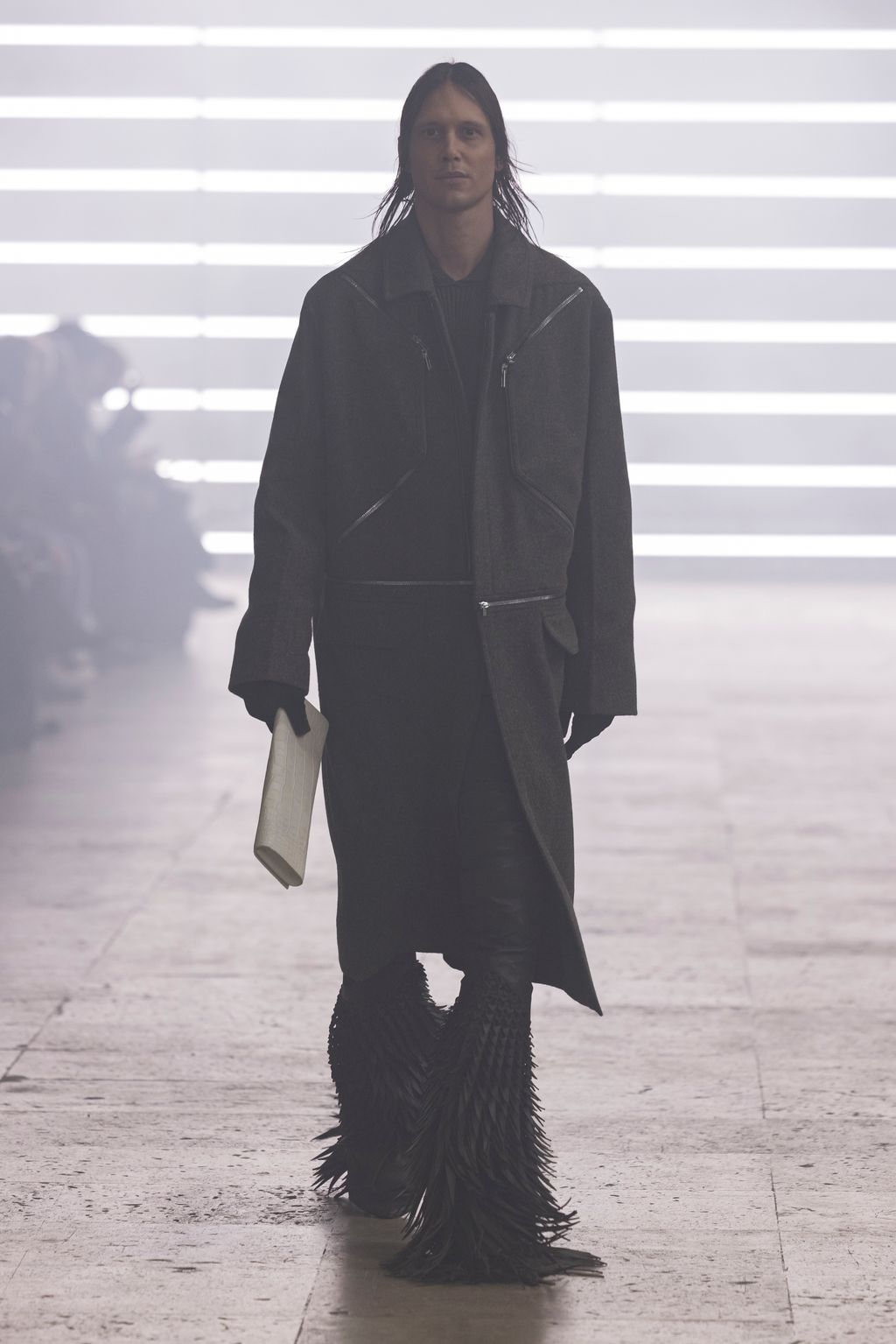 Fashion Week Paris Fall/Winter 2025 look 27 from the Rick Owens collection 男装