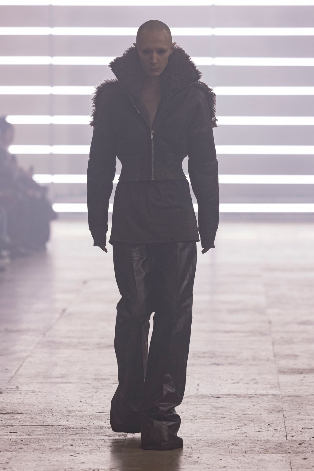 Fashion Week Paris Fall/Winter 2025 look 37 from the Rick Owens collection 男装
