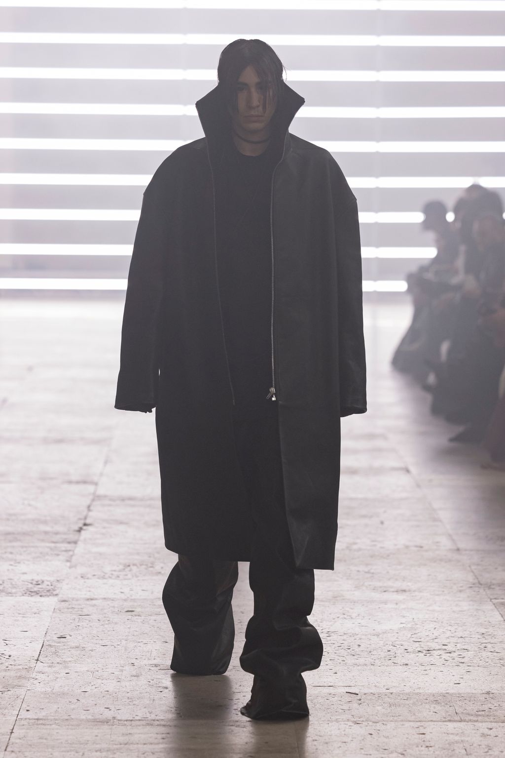 Fashion Week Paris Fall/Winter 2025 look 42 from the Rick Owens collection 男装