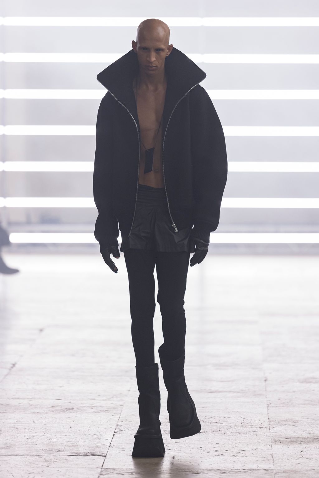 Fashion Week Paris Fall/Winter 2025 look 4 from the Rick Owens collection 男装
