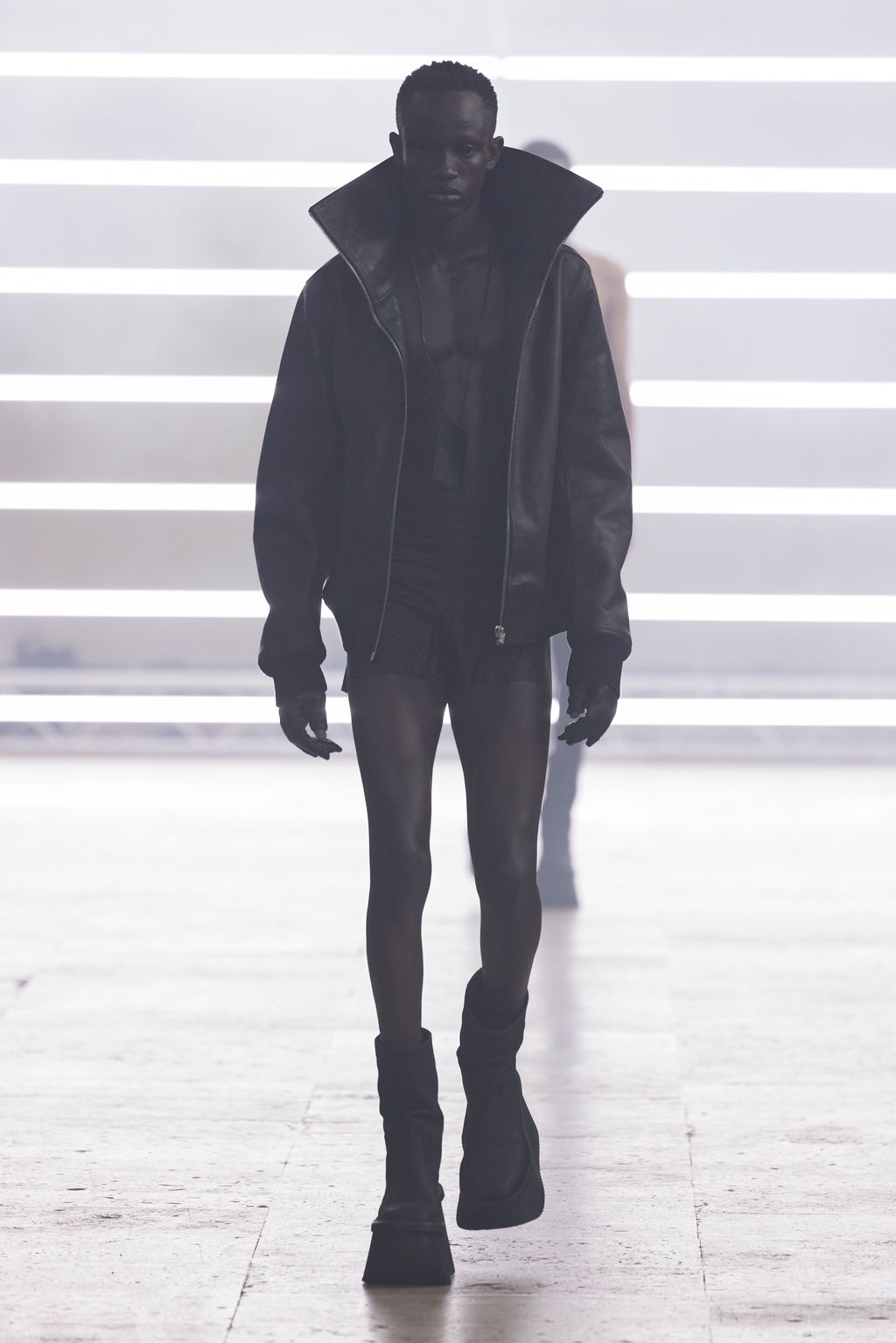 Fashion Week Paris Fall/Winter 2025 look 5 de la collection Rick Owens menswear